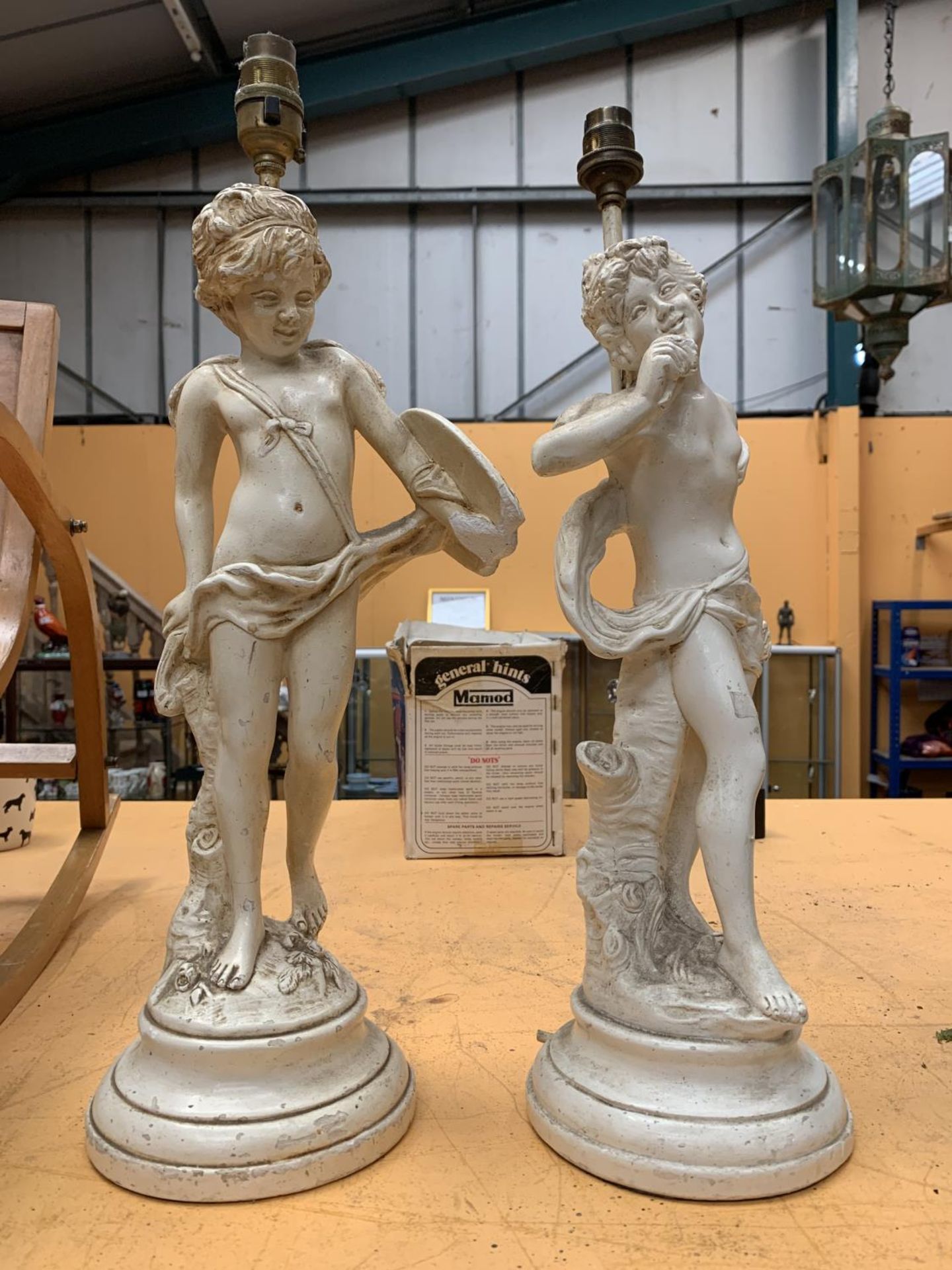 A PAIR OF VINTAGE PLASTER LAMP BASES IN THE FORM OF CHERUBS (A/F)