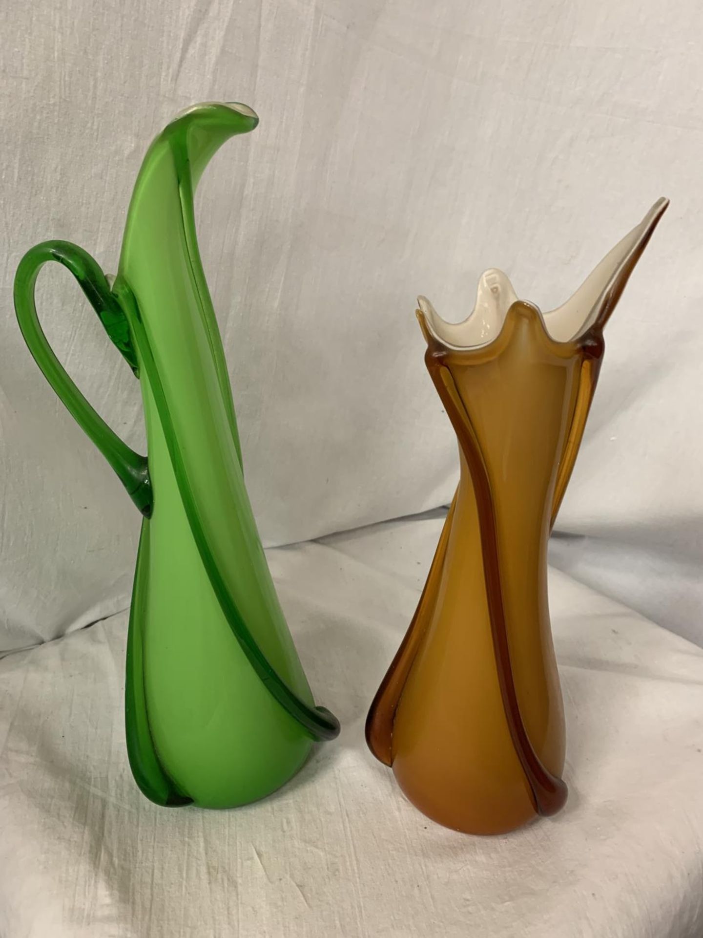 TWO RETRO MURANO STYLE ITEMS TO INCLUDE A GREEN JUG (H: 39CM) AND AMBER VASE (H: 36CM) - Image 2 of 3