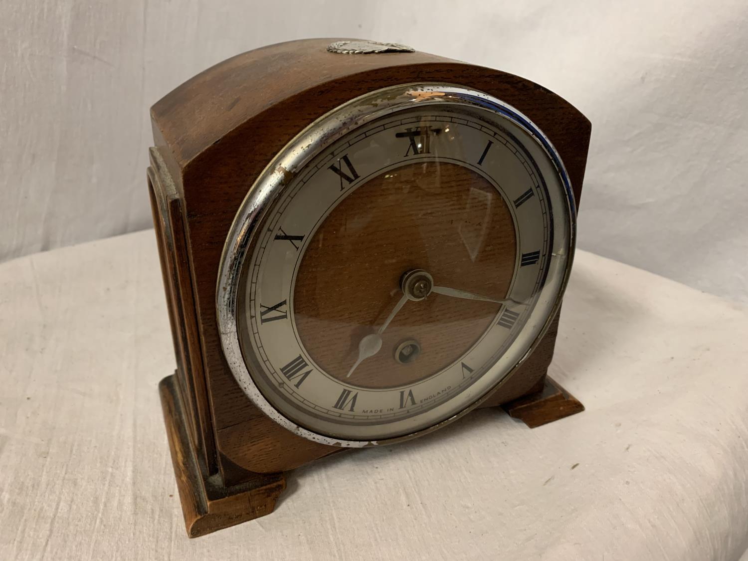 AN OAK MANTEL CLOCK WITH HALLMARKED SILVER PLATE STAMP ' ST PATRICK'S CLUB 1924 - 25'