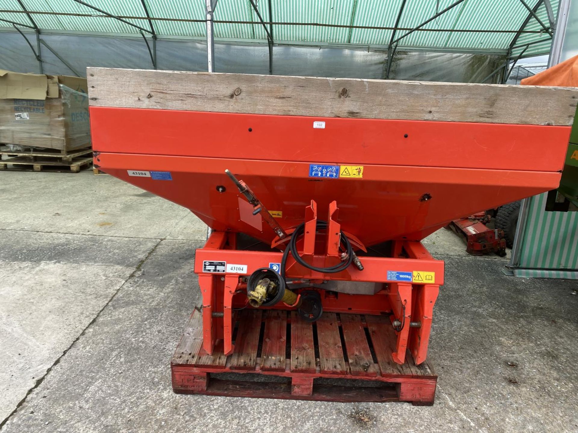 KUHN 732 FERTILISER SPINNER +VAT