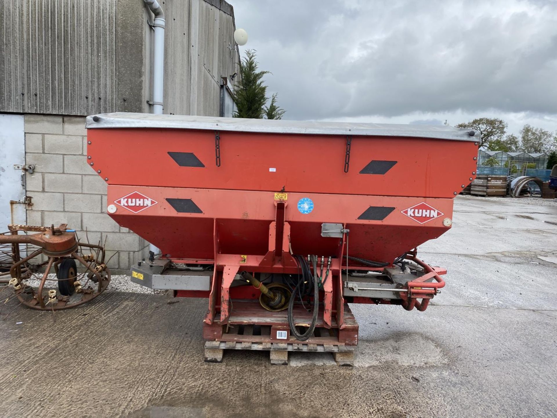 A KUHN MDS1142 FERTILISER SPREADER AND EXTENSION - +VAT