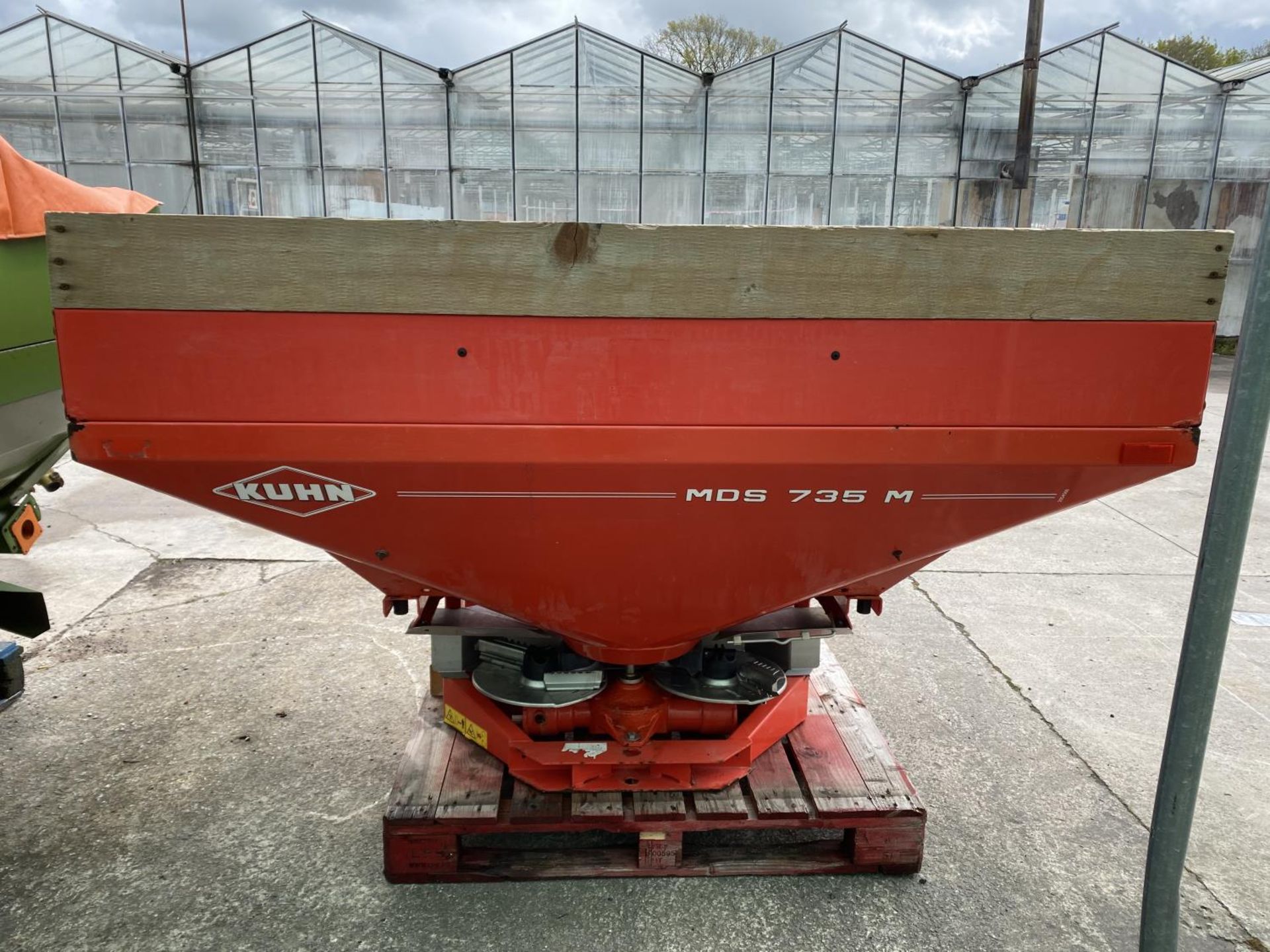 KUHN 732 FERTILISER SPINNER +VAT - Image 3 of 4