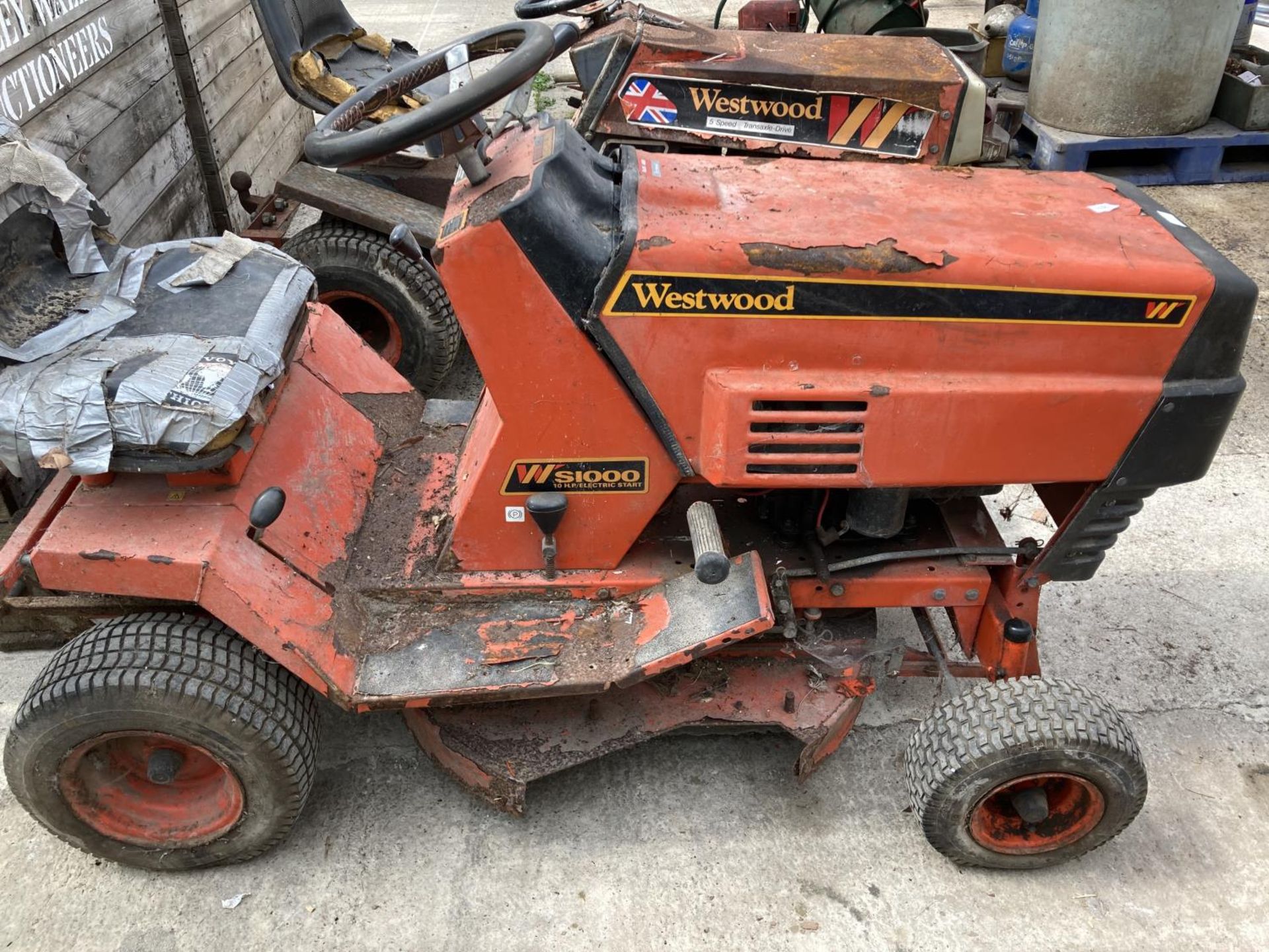 A WESTWOOD S1000 10HP ELECTRIC START RIDE ON MOWER NO VAT