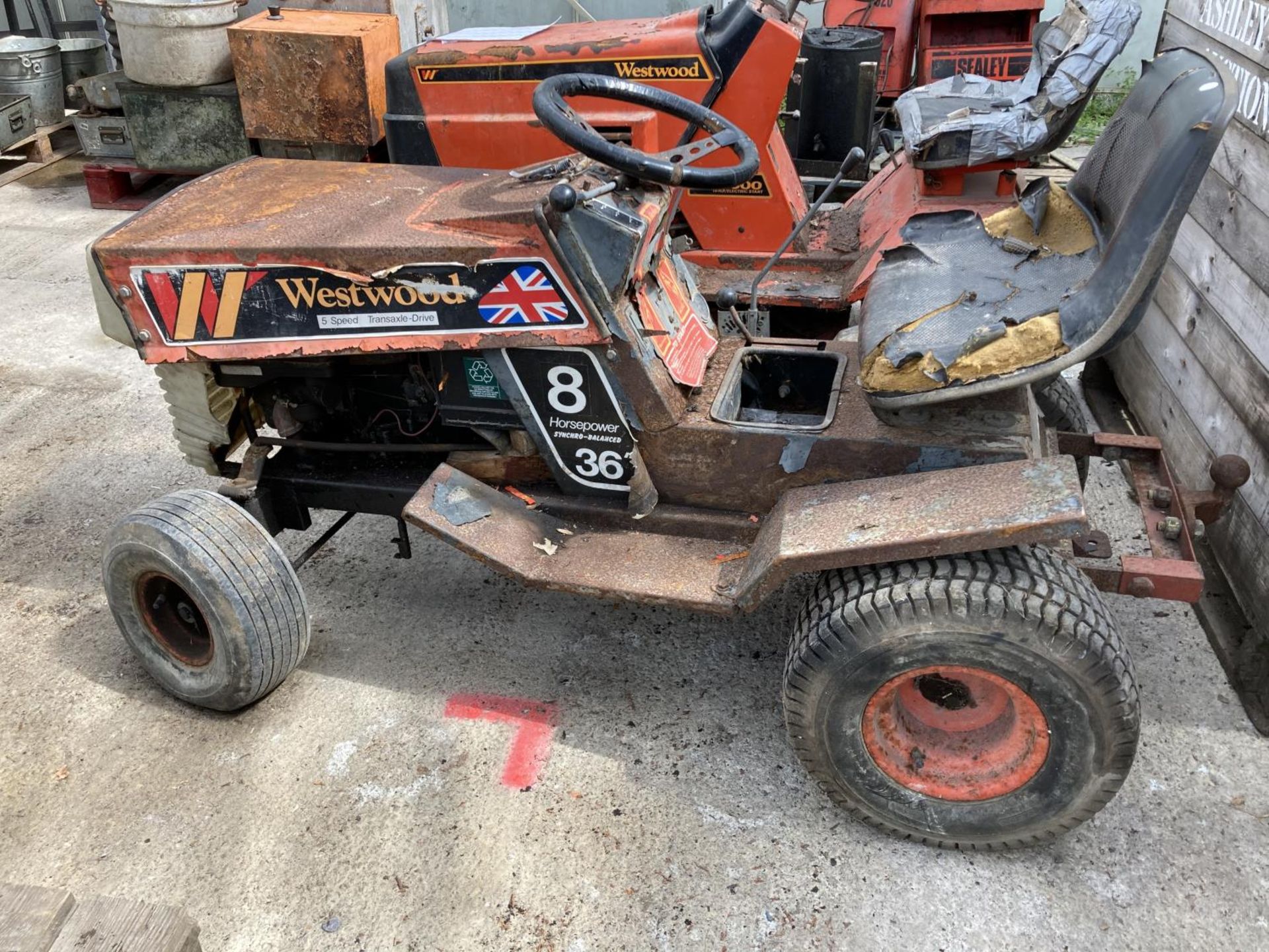 A WESTWOOD 5 SPEED TRANSAXLE-DRIVE COMPACT TRACTOR NO VAT