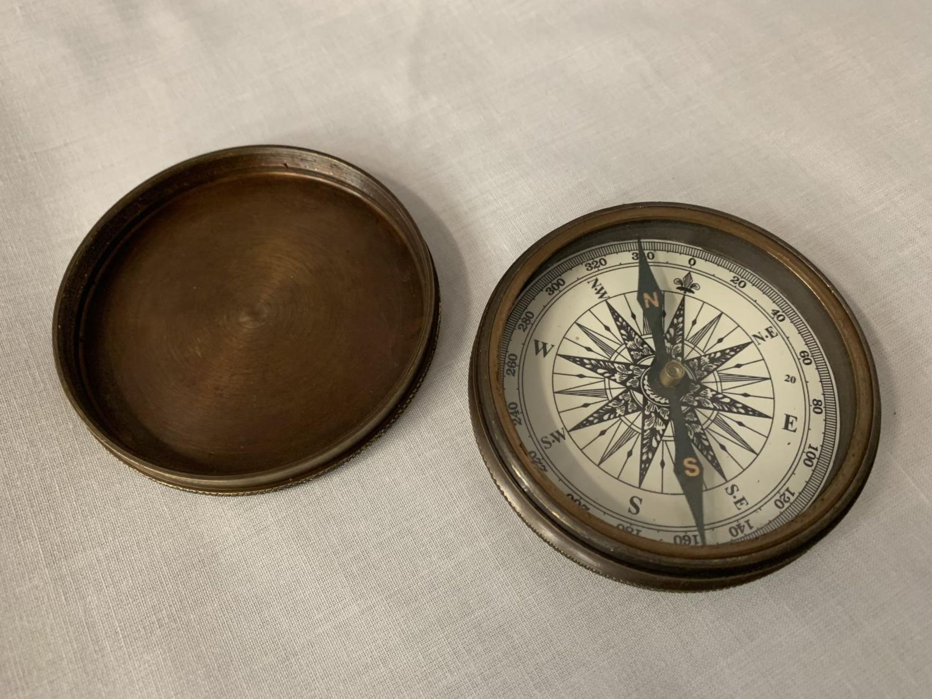 A BRASS GERMAN STYLE COMPASS ENGRAVED 'BERLIN 20 DIVISION - S' DIA: 7.5CM - Image 2 of 2