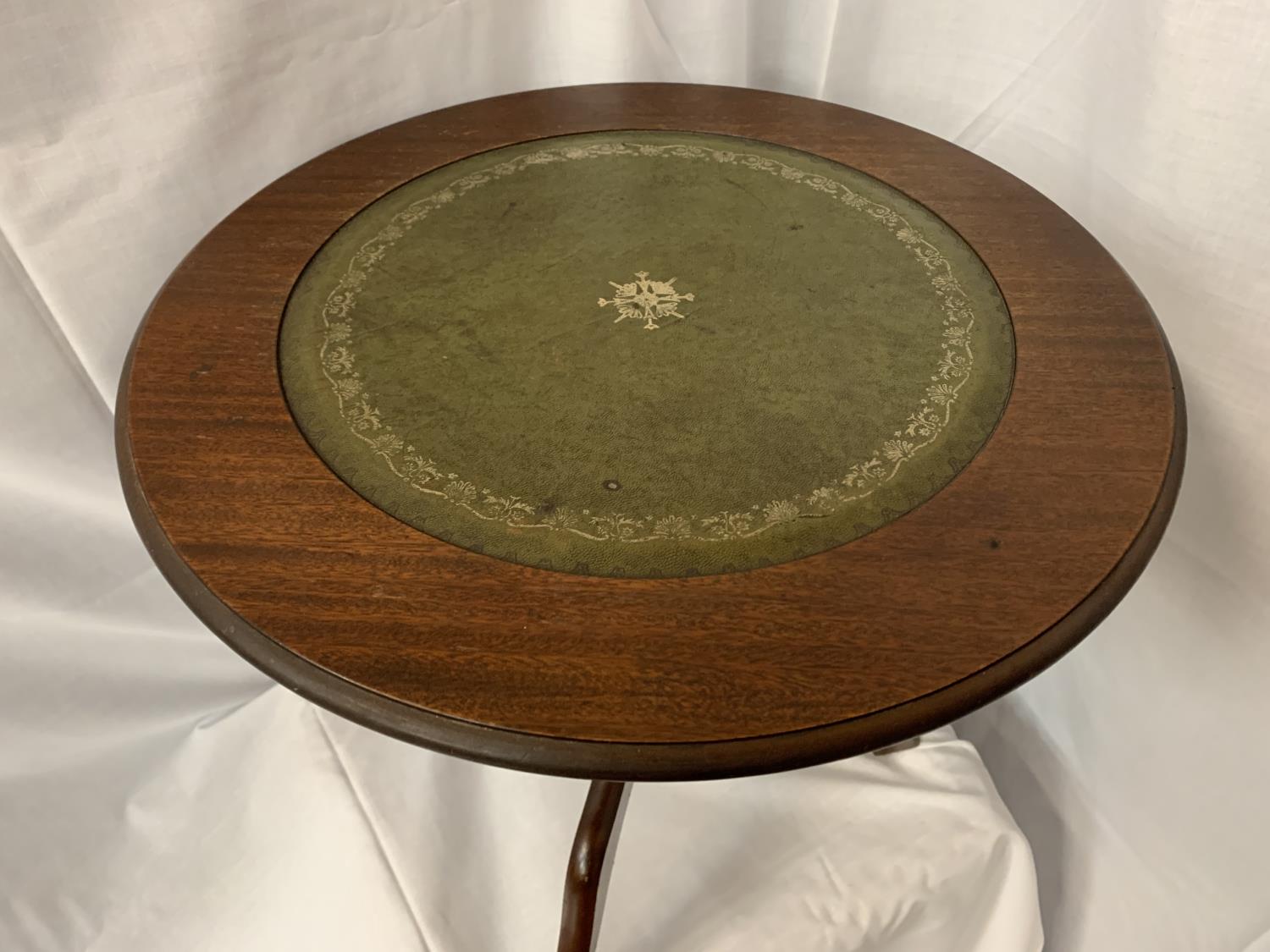 A SMALL CIRCULAR MAHOGANY SIDE TABLE WITH INLAID GREEN LEATHER TOP H:48CM - Image 2 of 3