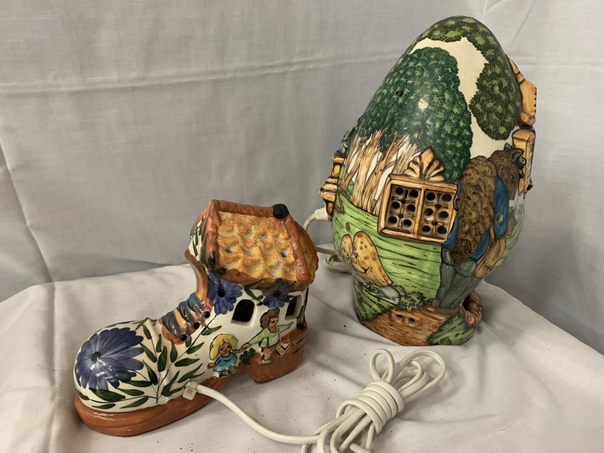TWO CERAMIC CHILDREN'S NIGHTLIGHT LAMPS ONE BEING IN THE FORM OF A TREEHOUSE AND THE OTHER A BOOT - Image 5 of 5