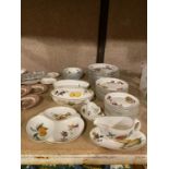 A LARGE COLLECTION OF ROYAL WORCESTER EVESHAM DINNER WARE TO INCLUDE DINNER PLATES, SIDE PLATES,