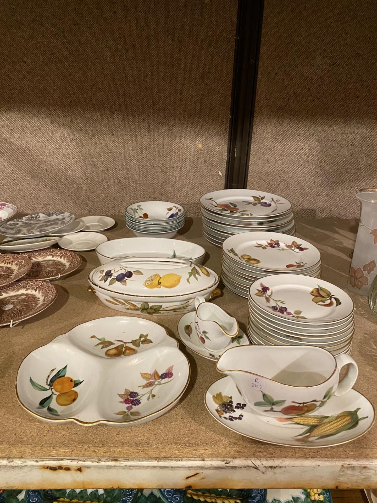 A LARGE COLLECTION OF ROYAL WORCESTER EVESHAM DINNER WARE TO INCLUDE DINNER PLATES, SIDE PLATES,