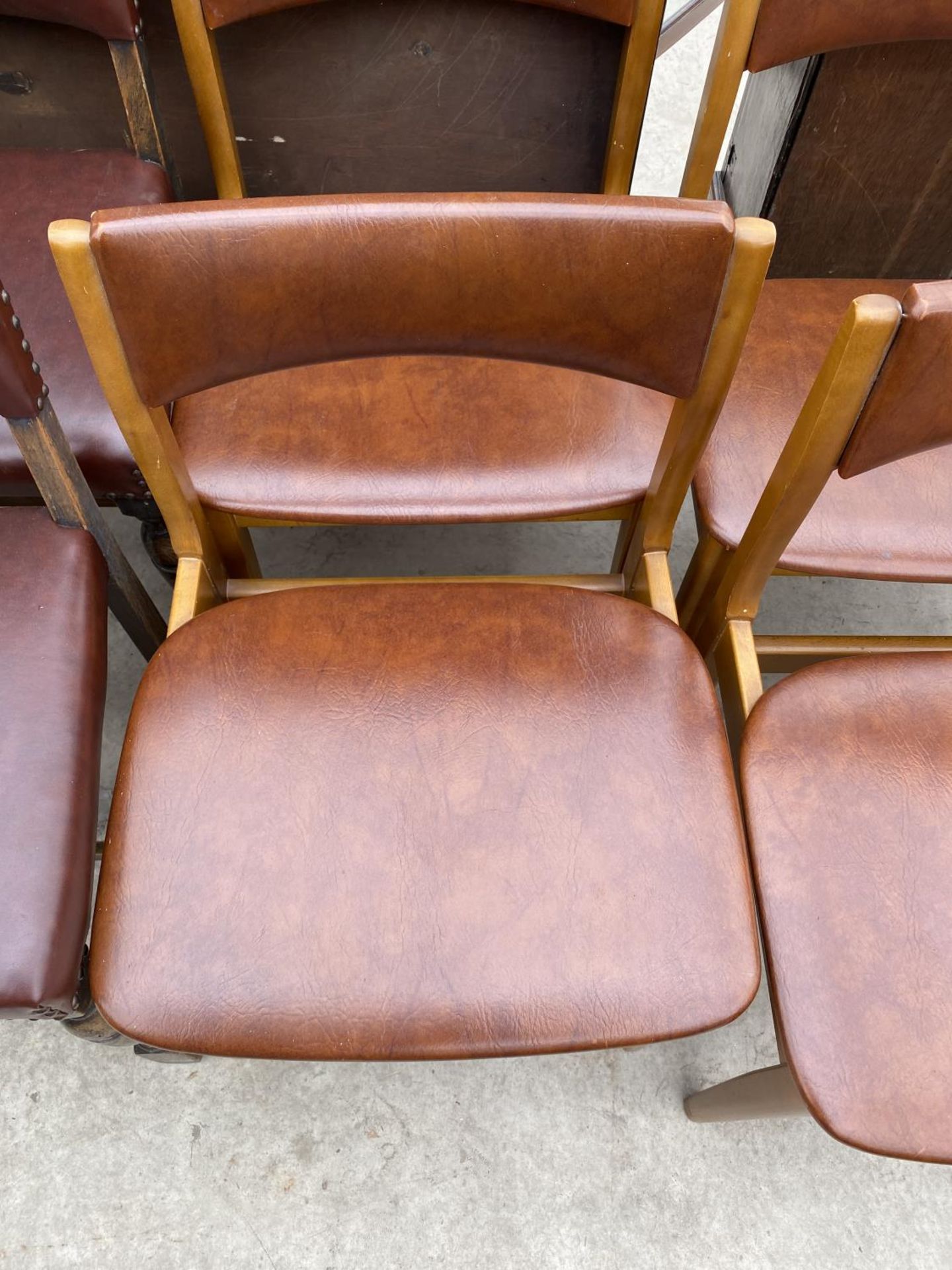 A SET OF FOUR RETRO TEAK DINING CHAIRS - Image 2 of 5
