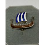 A MARKED SILVER AND ENAMEL BROOCH OF A VIKING SHIP WITH A PRESENTATION BOX