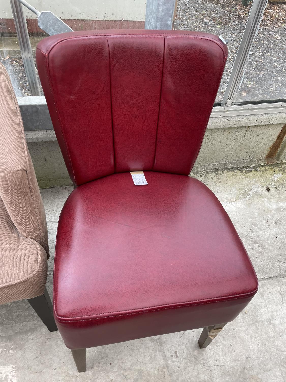 A MODERN BEIGE BEDROOM CHAIR AND SMALL RED LEATHER CHAIR - Image 4 of 7