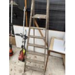 A VINTAGE 6 RUNG WOODEN STEP LADDER