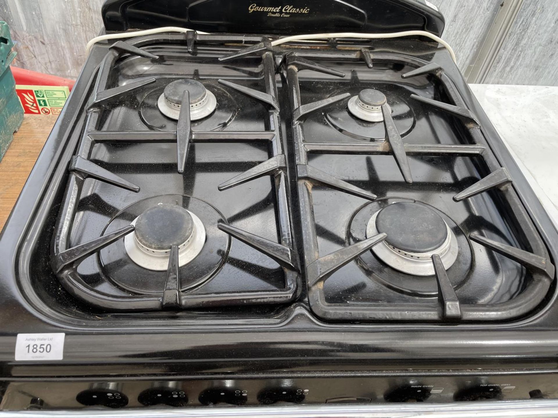 A CREAM AND BLACK LEISURE FREE STANDING COOKER AND HOB BELIEVED WORKING BUT NO WARRANTY - Image 2 of 6