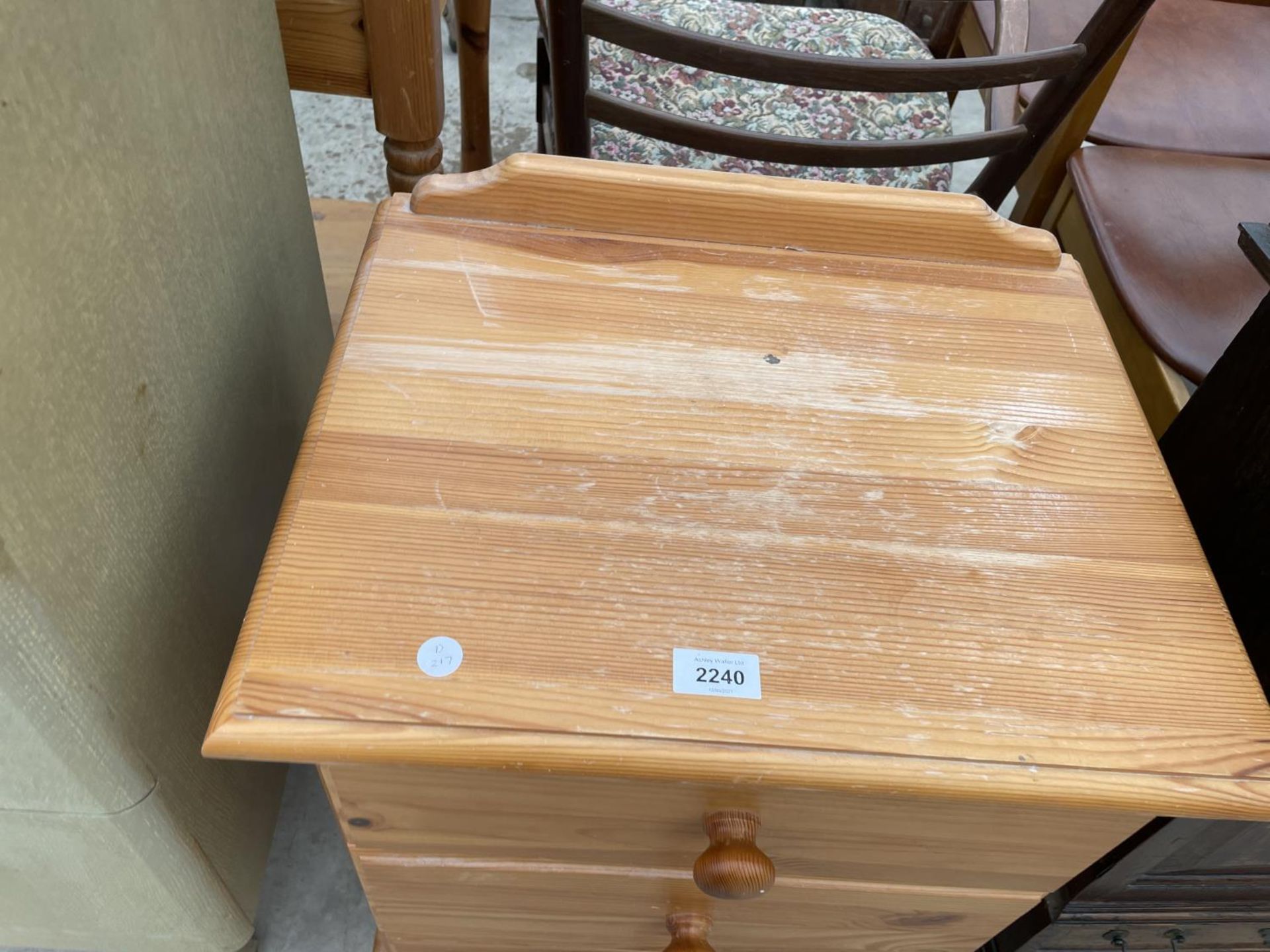 A PINE BEDSIDE CHEST OF THREE DRAWERS - Image 2 of 3