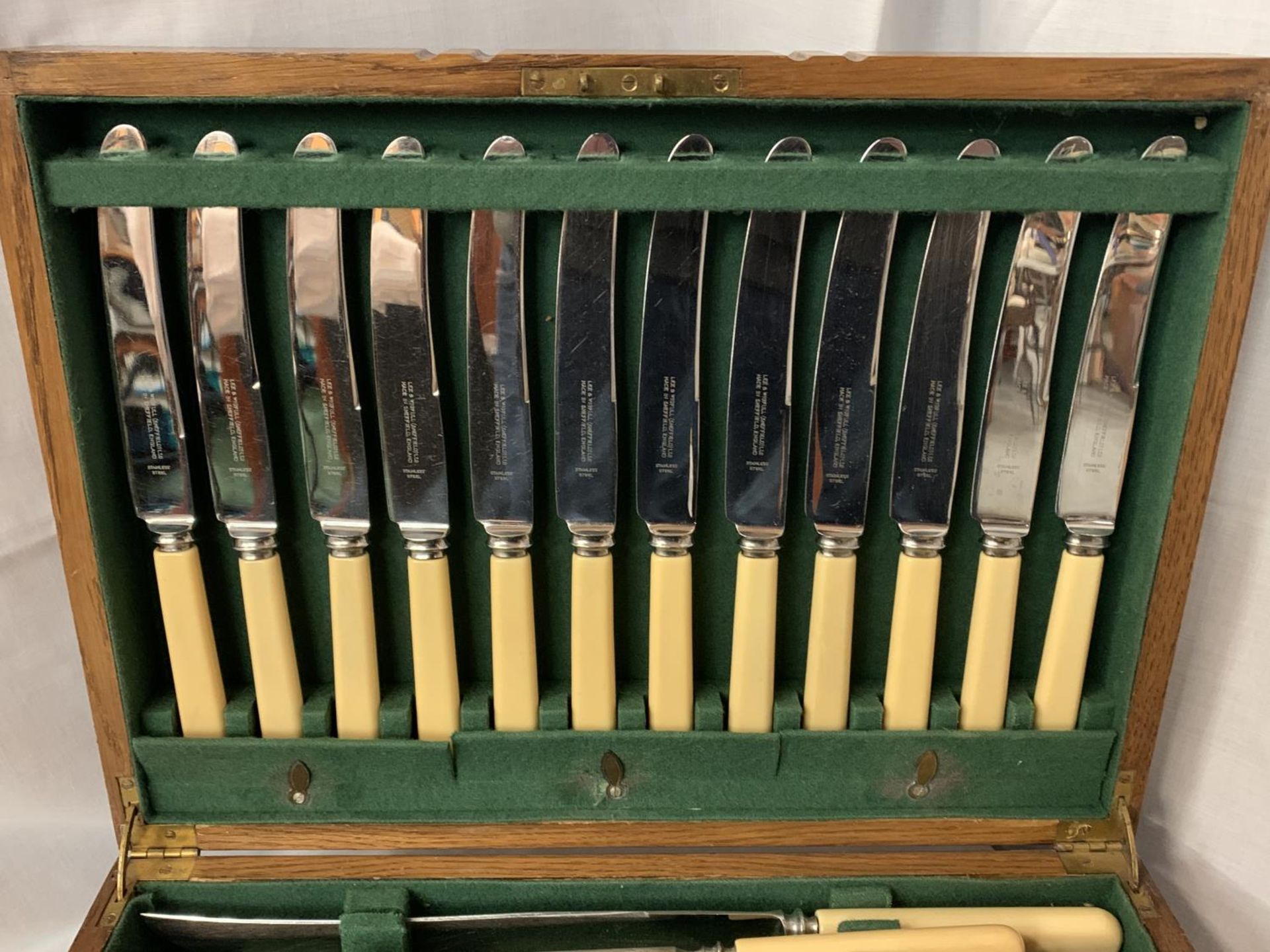 A LARGE OAK BOX WITH WOODEN CROSSBANDING DETAIL CONTAINING SILVER PLATE FLATWARE (TWELVE PLACE - Image 4 of 5