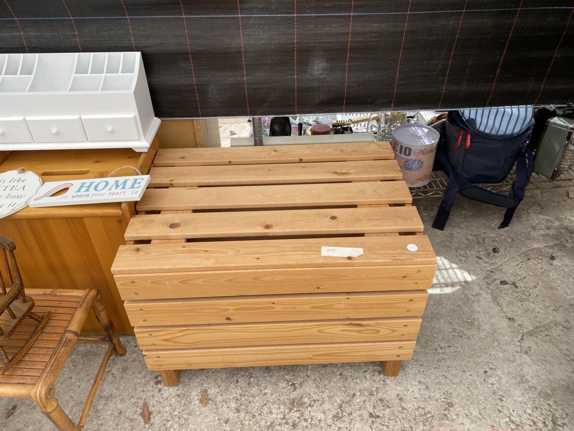 AN ASSORTMENT OF TREEN ITEMS TO INCLUDE A JEWELLERY BOX, A SMALL WOODEN ROCKING CHAIR AND A STOOL - Image 4 of 4