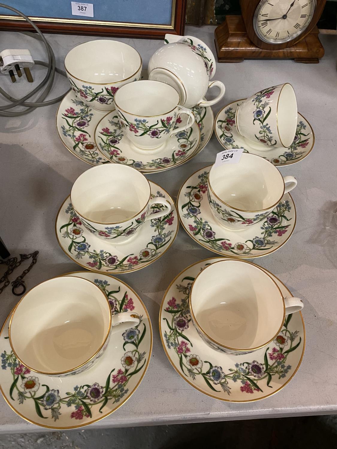 A ROYAL WORCESTER TEA SET OF SIX CUPS/SAUCERS INCLUDING A CREAM JUG,SUGAR BOWL AND SERVING PLATE - Image 2 of 3