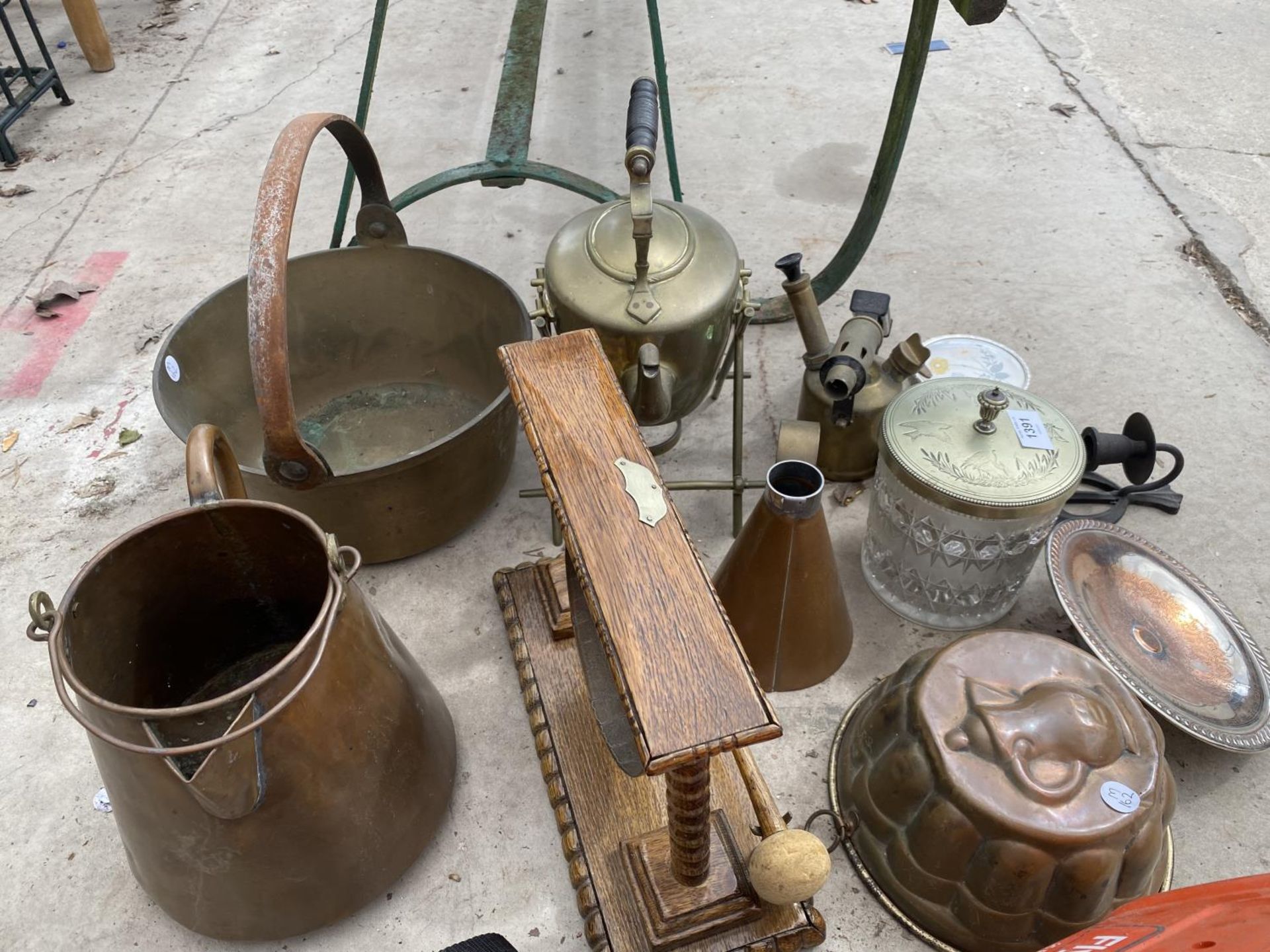 AN ASSORTMENT OF ITEMS TO INCLUDE A GONG, A JAM PAN AND COPPER JUG ETC - Image 4 of 4