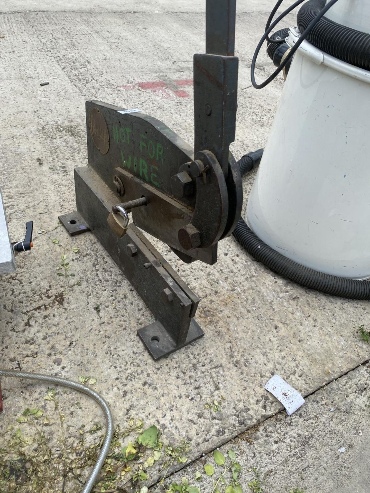 A LARGE INDUSTRIAL METAL CUTTER - Image 5 of 6