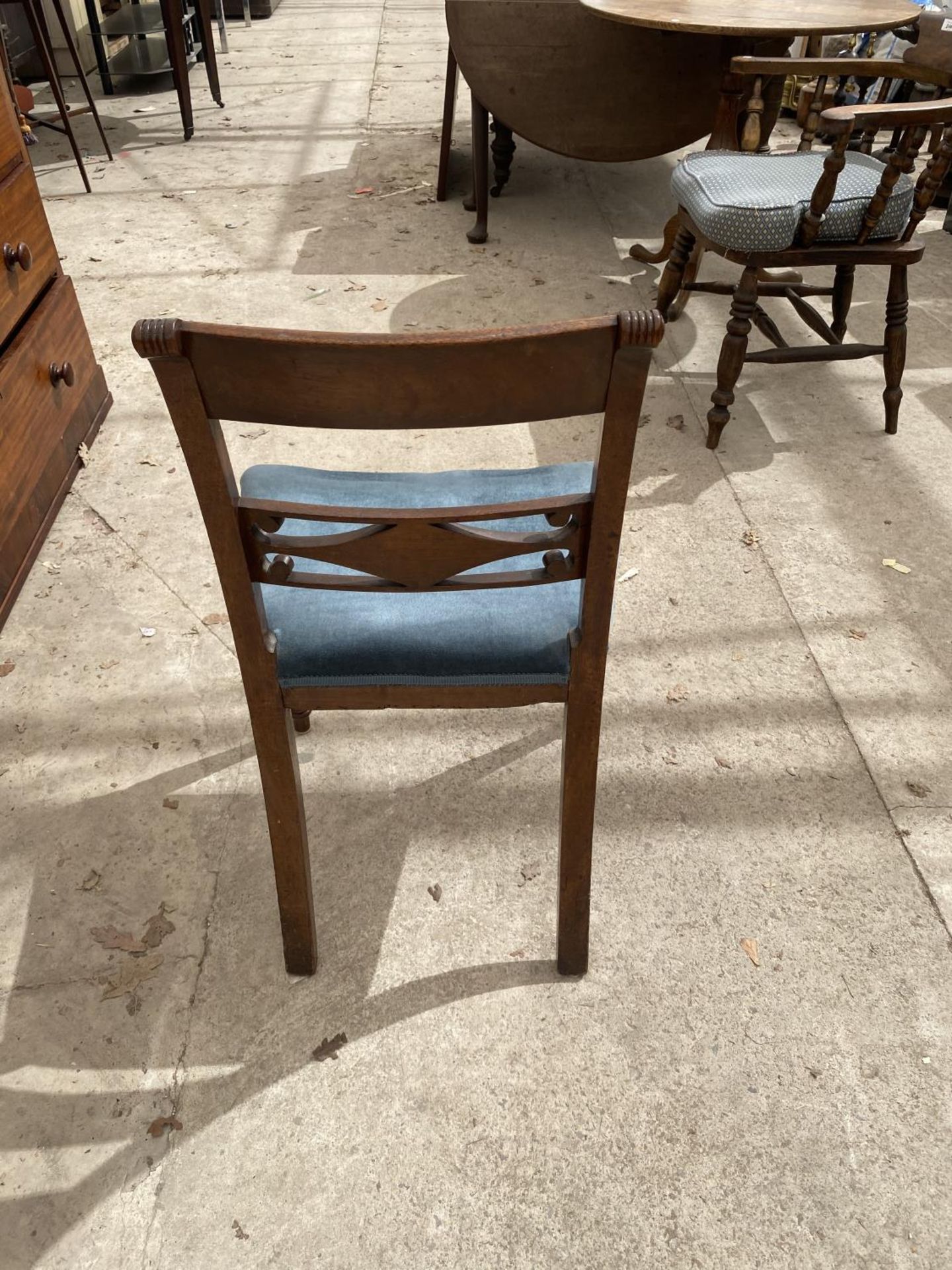 A SET OF SIX MAHOGANY 19TH CENTURY DINING CHAIRS ON TURNED FRONT LEGS, TO INCLUDE TWO CARVERS - Image 4 of 4