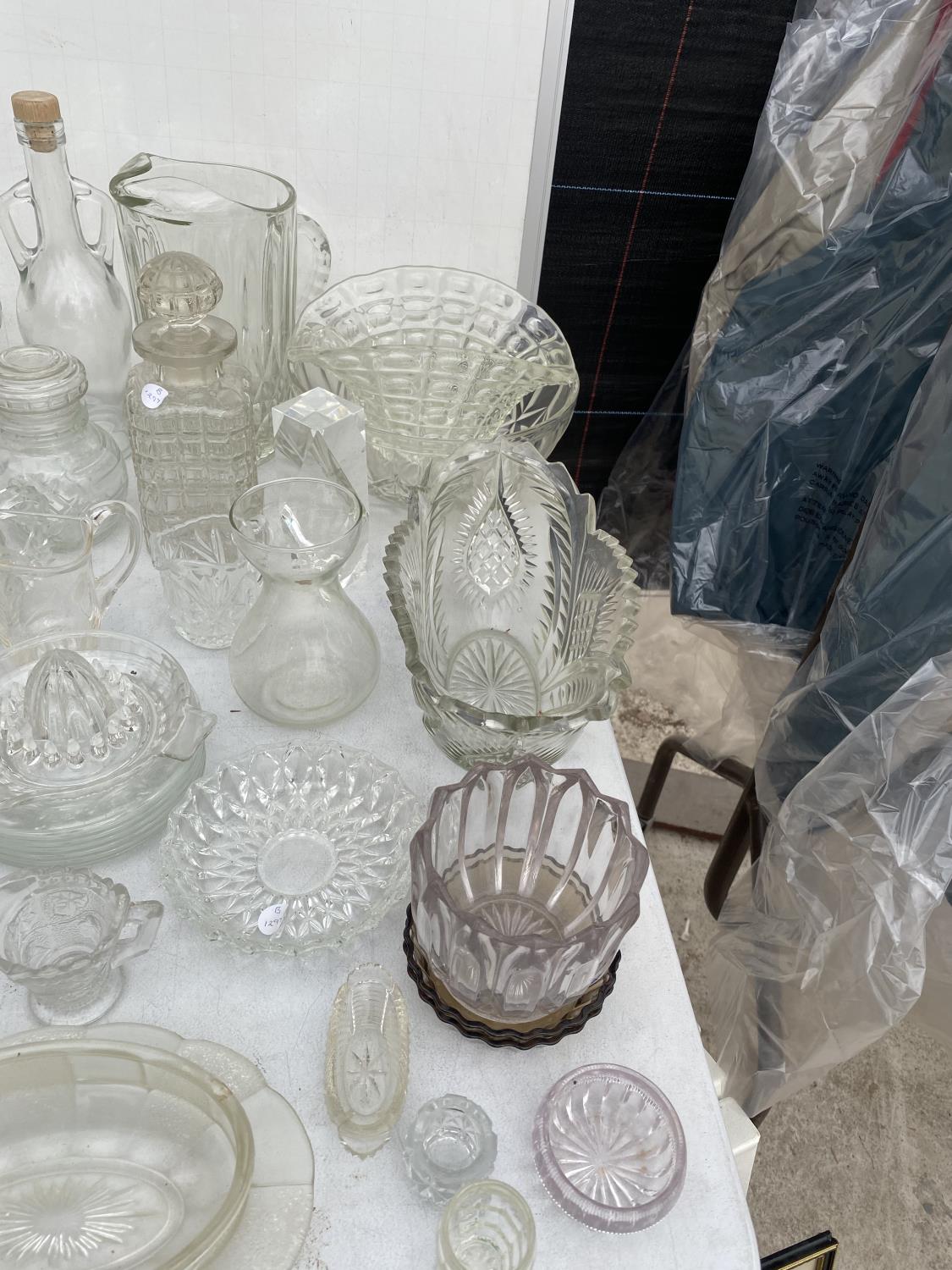 A LARGE ASSORTMENT OF GLASS WARE TO INCLUDE DECANTOR, BOWLS AND TUMBLERS ETC - Image 2 of 4