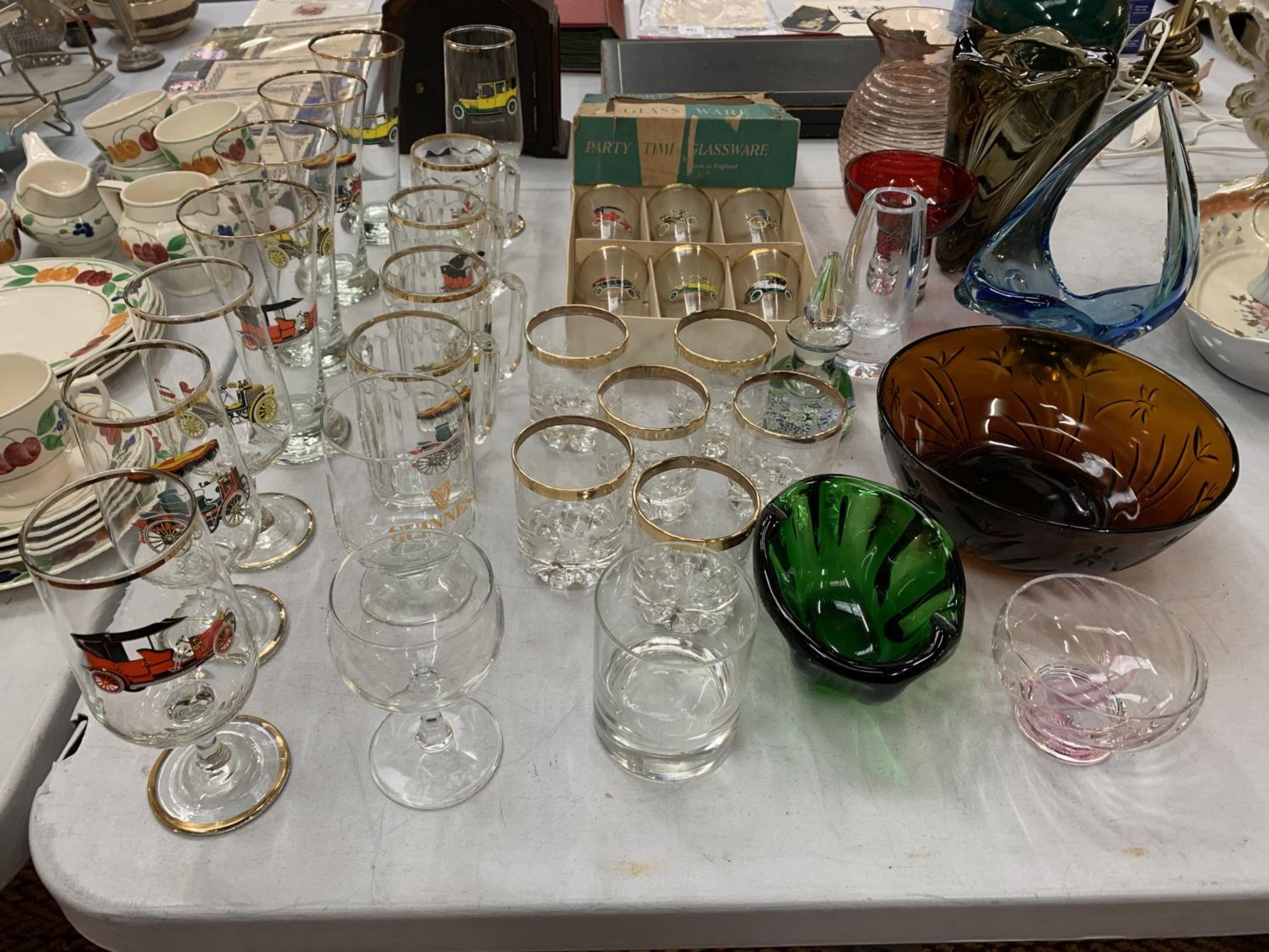 A LARGE QUANTITY OF MIXED GLASSWARE TO INCLUDE COLOURED GLASS DECORATIVE PIECES AND A SELECTION OF