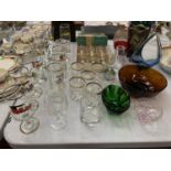 A LARGE QUANTITY OF MIXED GLASSWARE TO INCLUDE COLOURED GLASS DECORATIVE PIECES AND A SELECTION OF