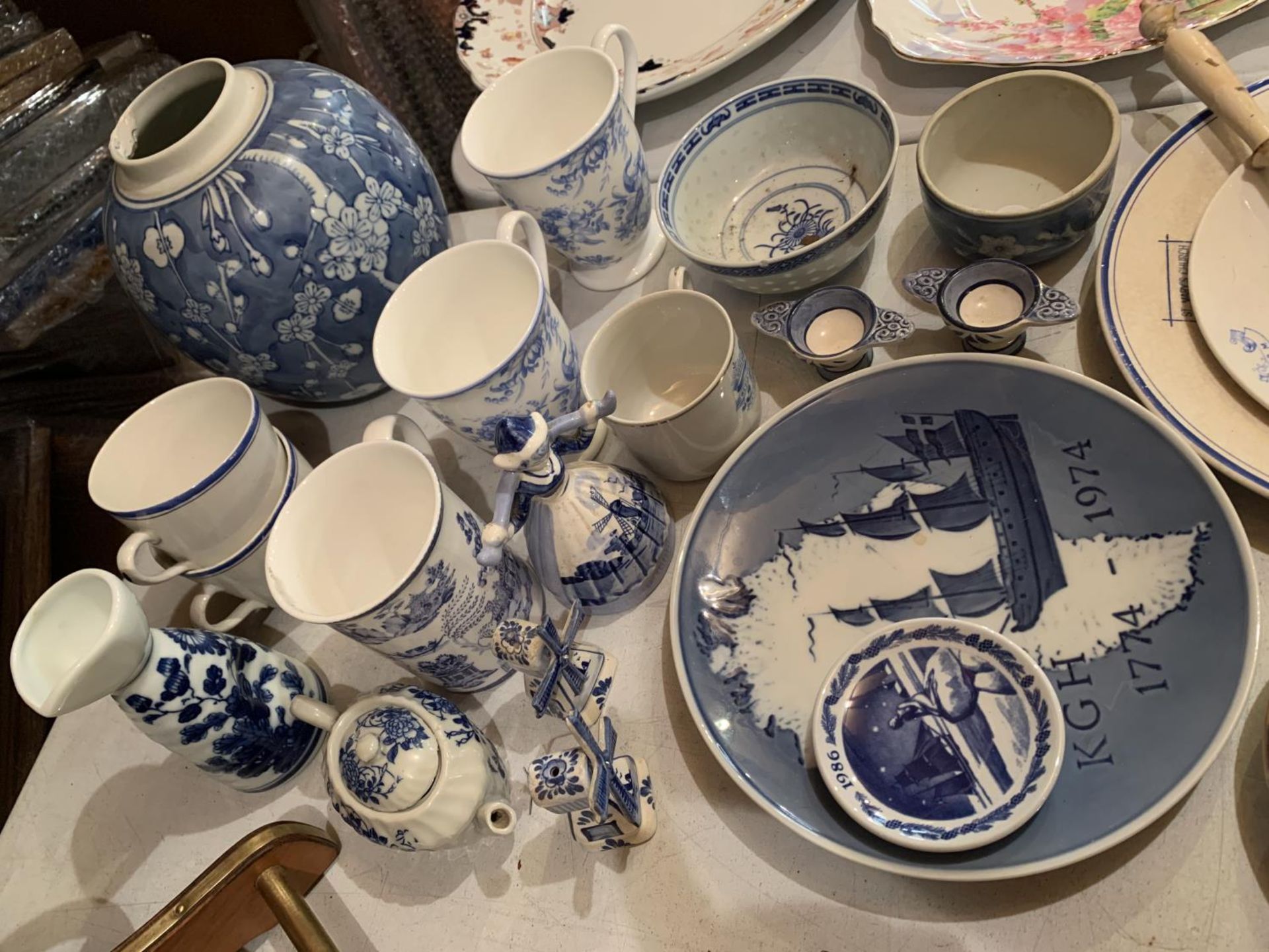 AN ASSORTMENT OF BLUE AND WHITE CERAMIC WARE - Image 2 of 2