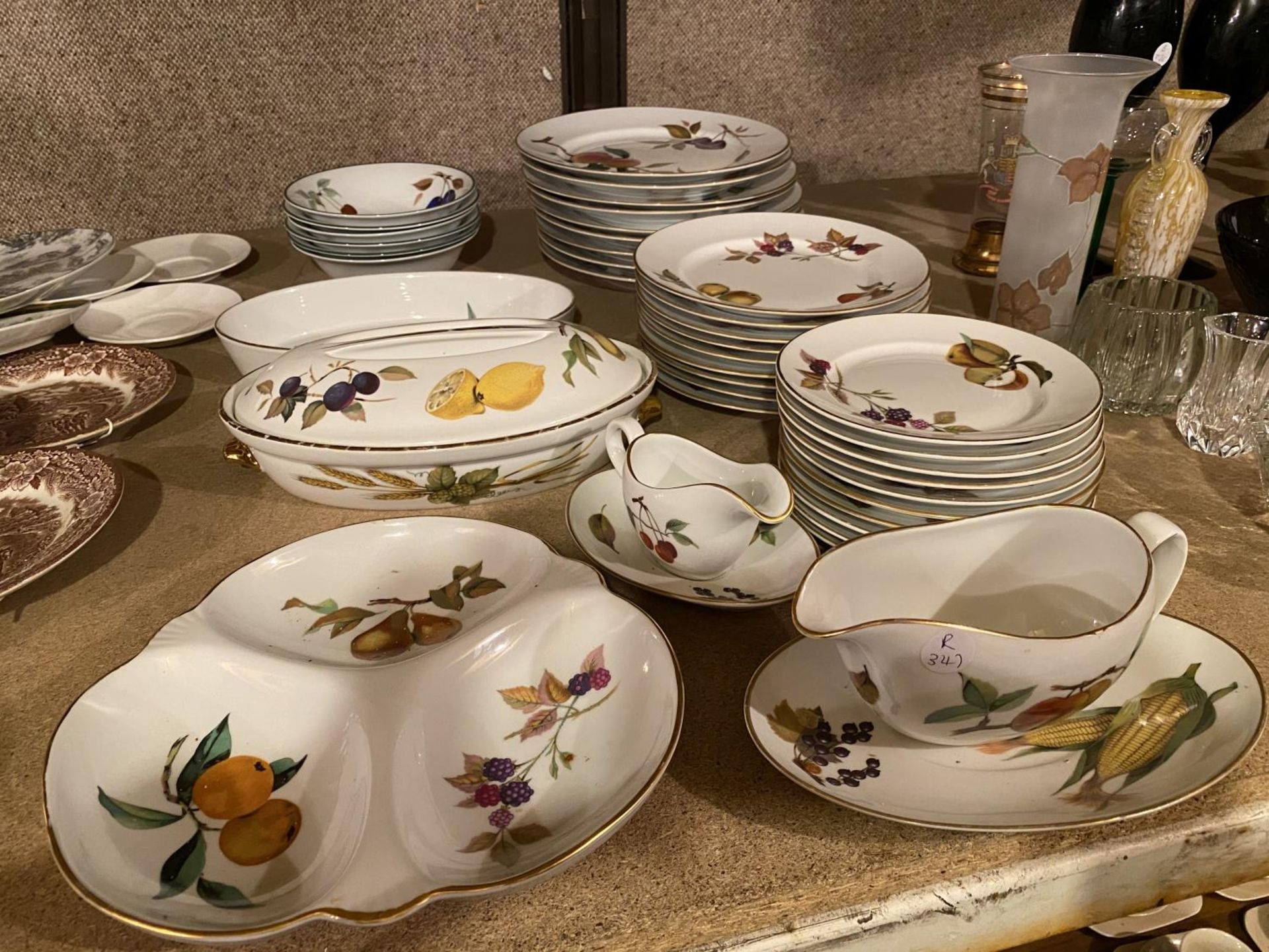 A LARGE COLLECTION OF ROYAL WORCESTER EVESHAM DINNER WARE TO INCLUDE DINNER PLATES, SIDE PLATES, - Image 2 of 5