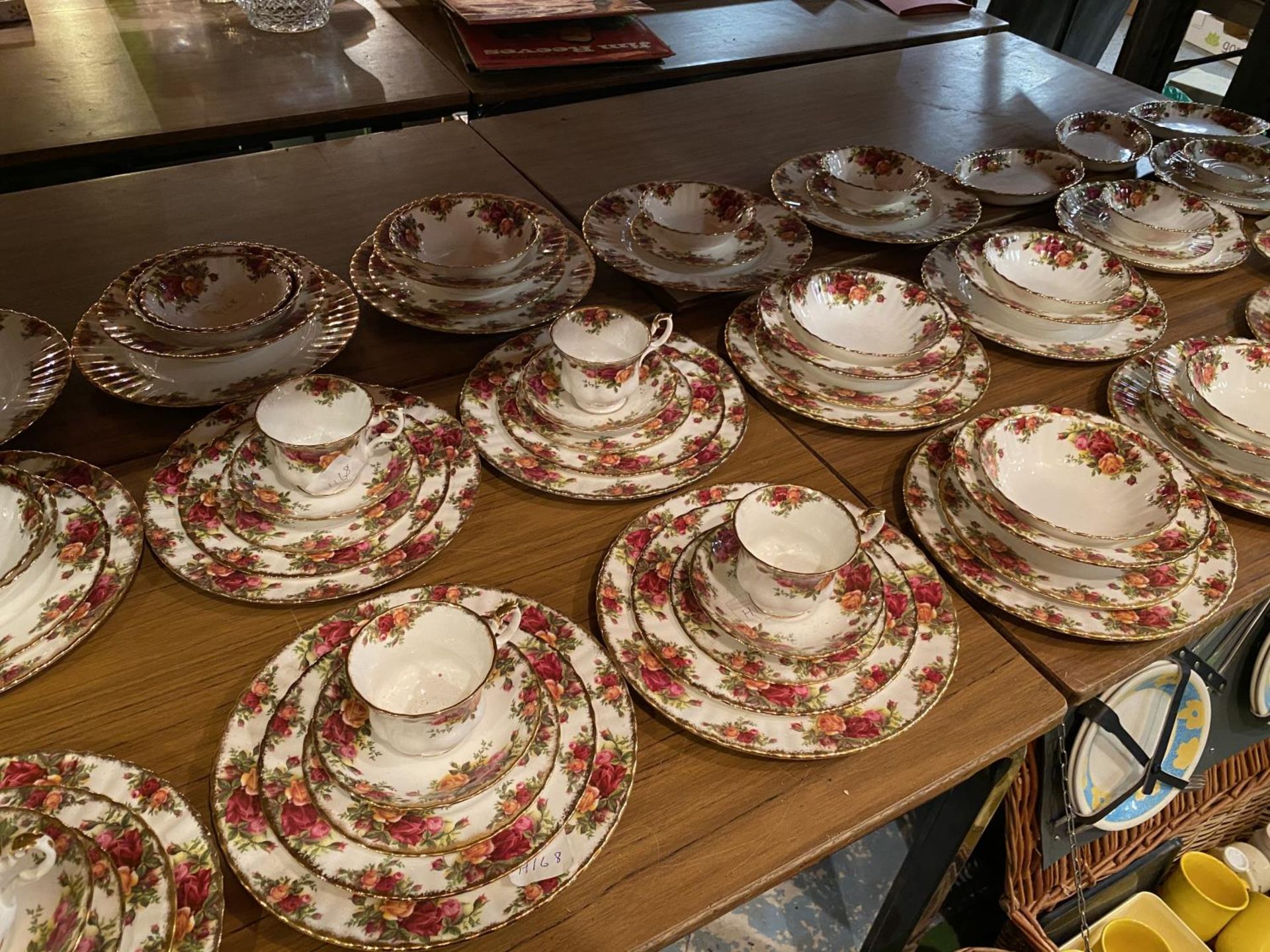 A VERY LARGE COLLECTION OF ROYAL ALBERT 'OLD COUNTRY ROSES' TO INCLUDE DINNER PLATES, SIDE PLATES, - Image 4 of 6