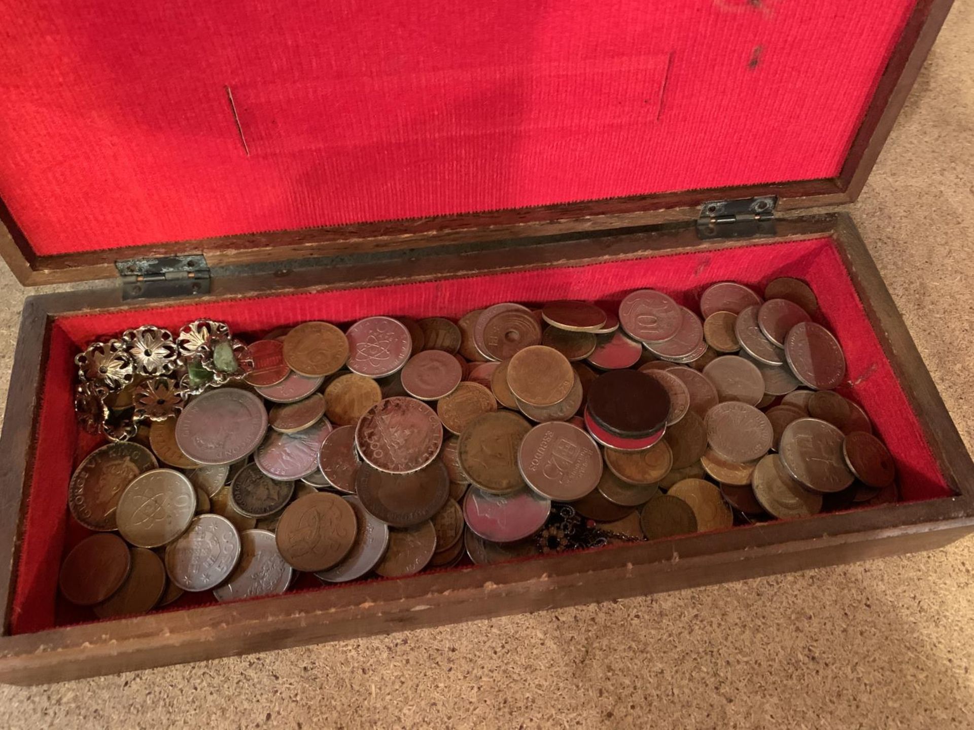 A LARGE COLLECTION OF BRITISH AND FORIEGN COINS TO INCLUDE ONE PENNY, HALF PENNY, SIX PENCE, TWO - Image 2 of 4