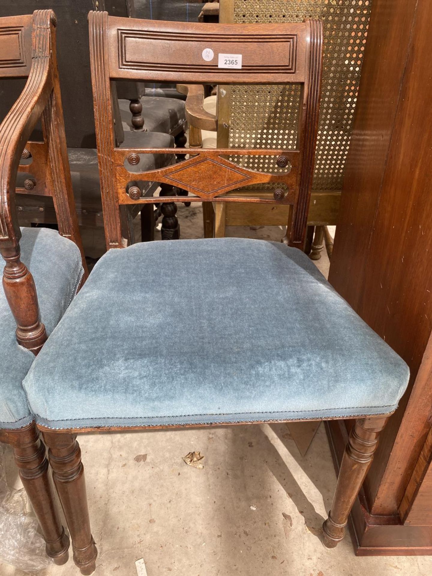 A SET OF SIX MAHOGANY 19TH CENTURY DINING CHAIRS ON TURNED FRONT LEGS, TO INCLUDE TWO CARVERS - Image 2 of 4