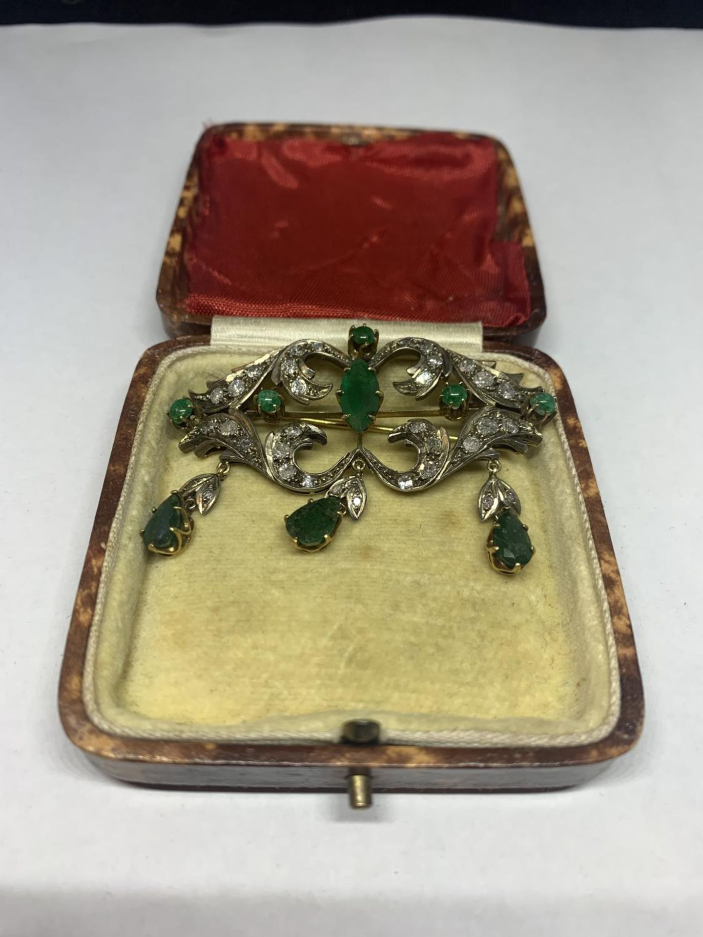 A VICTORIAN 18 CARAT GOLD BROOCH WITH NINE EMERALDS AND TWENTY SIX DIAMONDS (CUMULATIVE BELIEVED 2.3 - Image 2 of 5