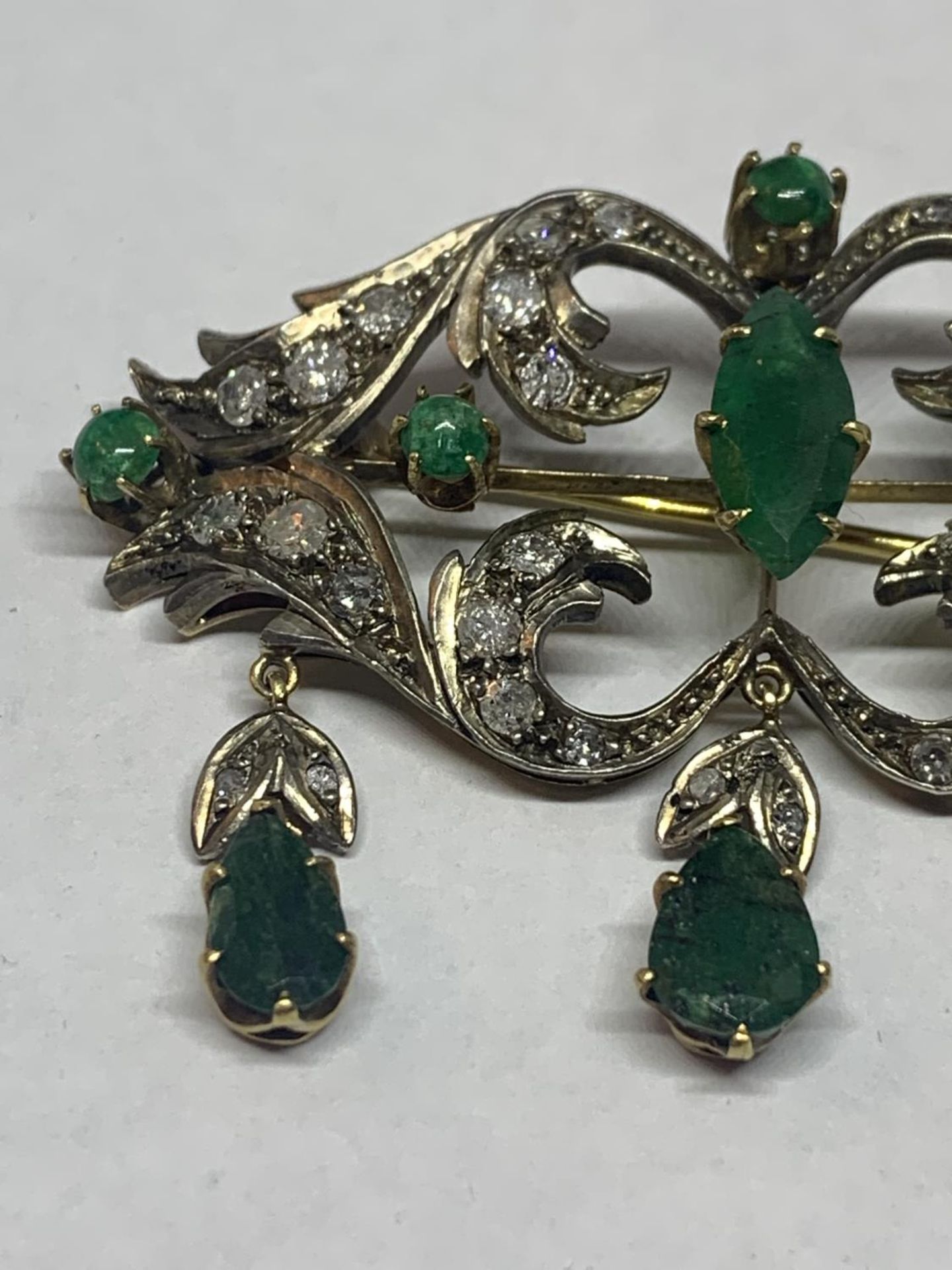 A VICTORIAN 18 CARAT GOLD BROOCH WITH NINE EMERALDS AND TWENTY SIX DIAMONDS (CUMULATIVE BELIEVED 2.3 - Image 4 of 5