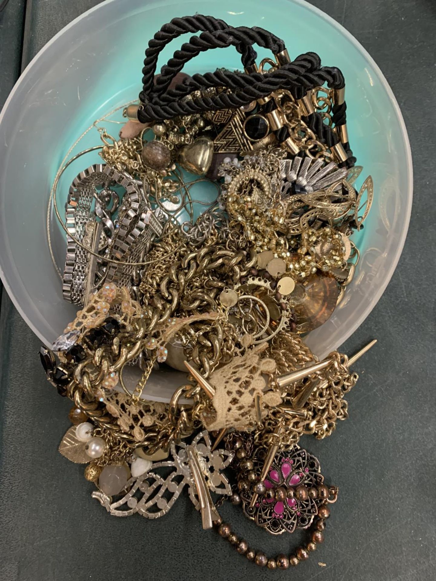 AN ASSORTMENT OF COSTUME JEWELLERY TO INCLUDE THE MAJORITY NECKLACES - Image 2 of 2