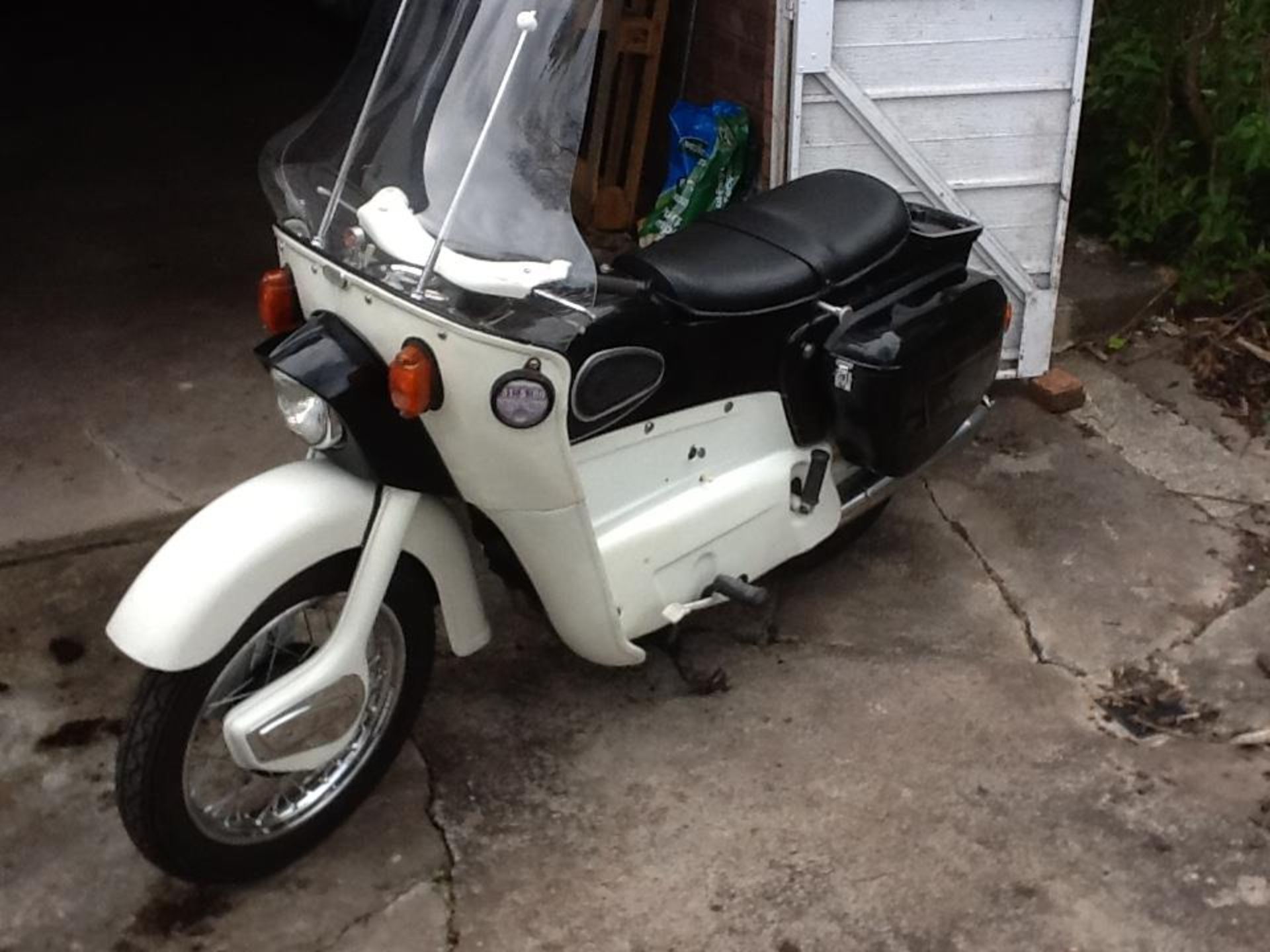 A 1962 ARIEL LEADER MOTORCYCLE, 250 CC, REGISTRATION UMS 880. THE FRAME AND ENGINE NUMBERS MATCH - Image 9 of 11