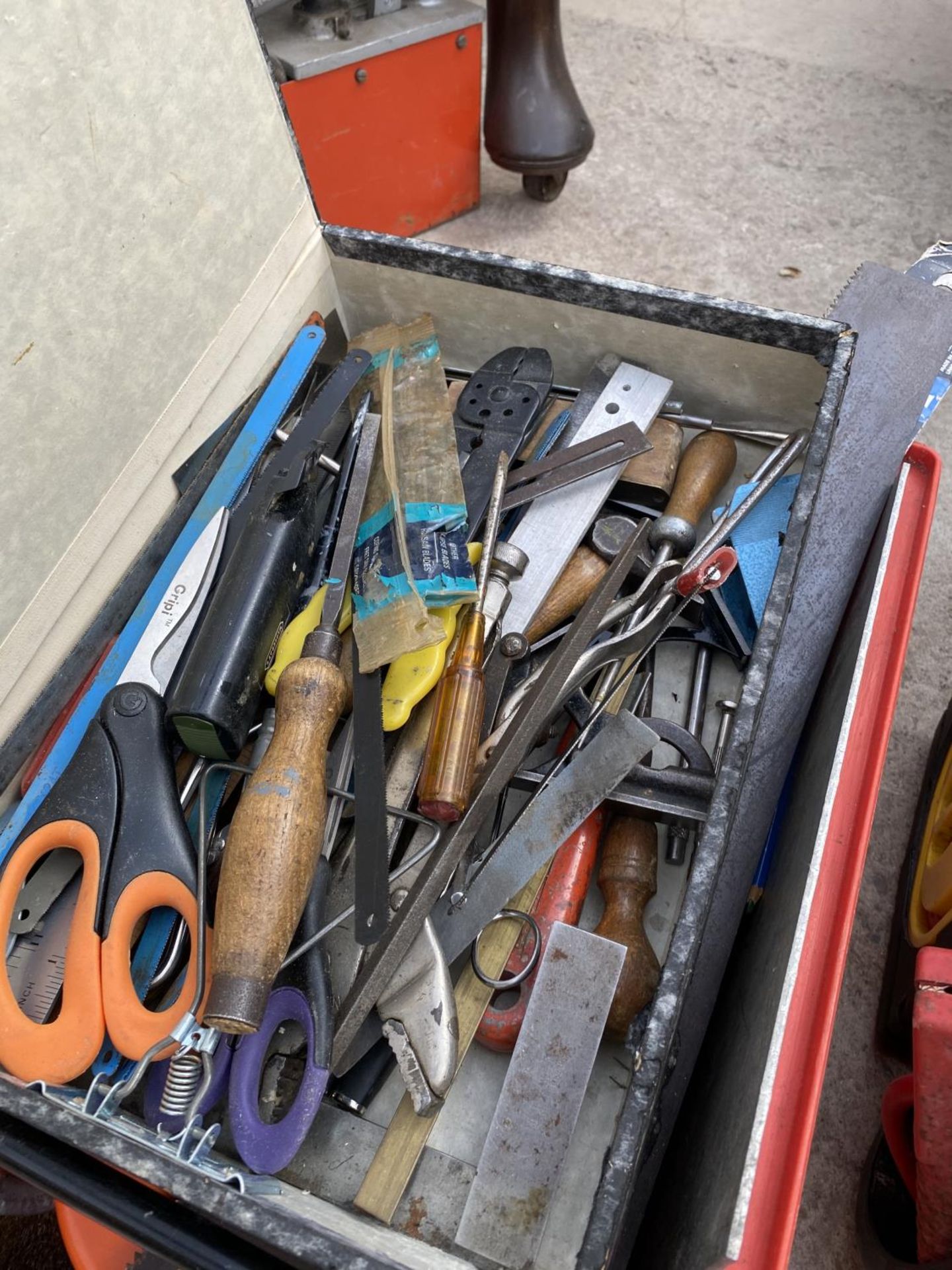 AN ASSORTMENT OF TOOLS TO INCLUDE SAWS, SCREW DRIVERS AND CHISELS