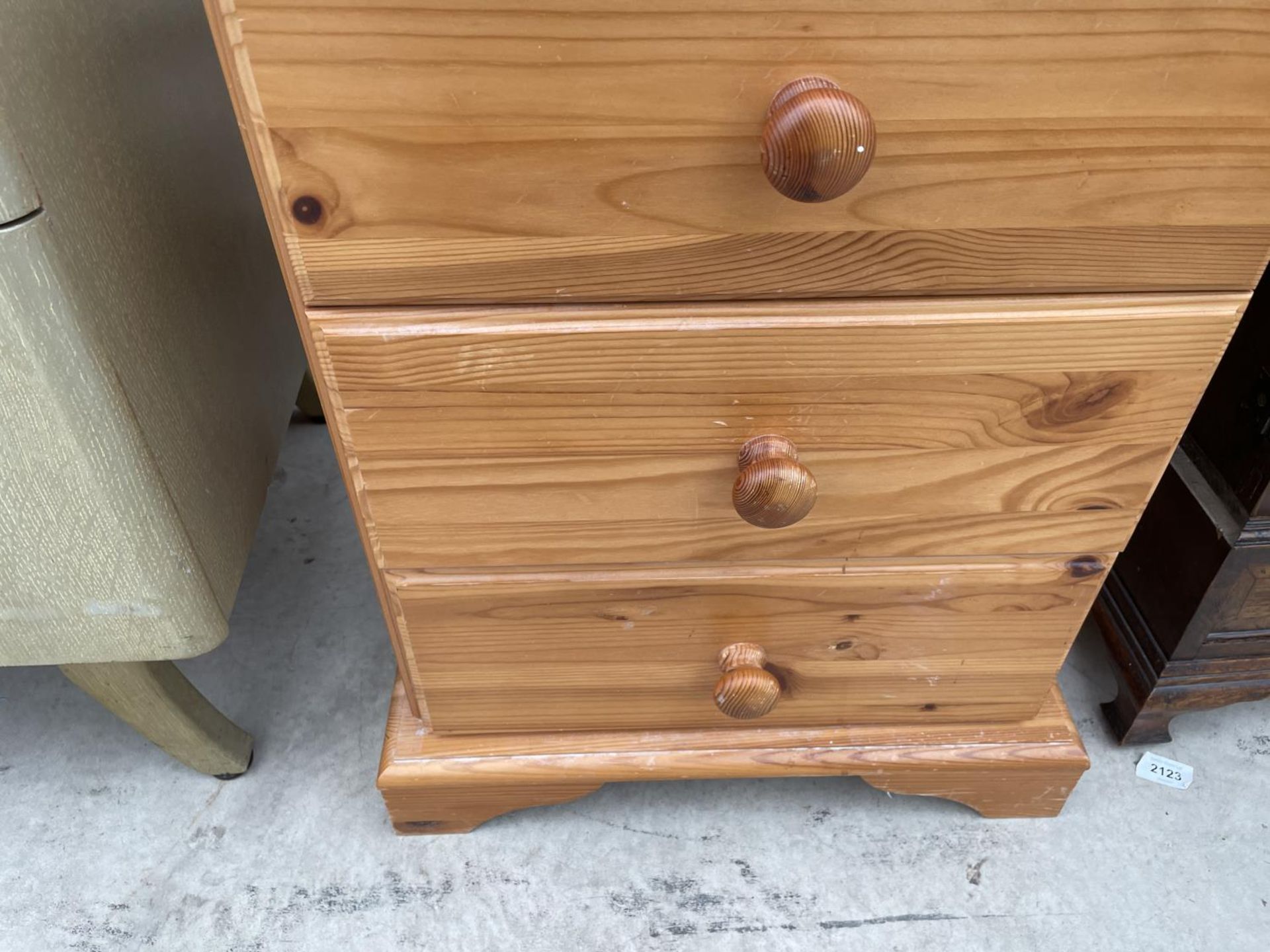 A PINE BEDSIDE CHEST OF THREE DRAWERS - Image 3 of 3