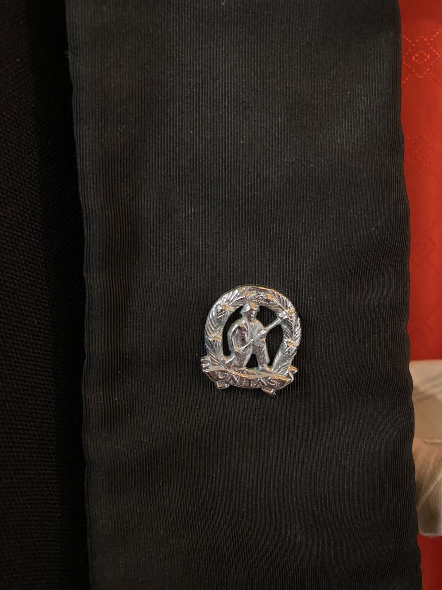 A SOUTH AFRICAN ARMY DINNER JACKET WITH EX UNITAS VIRES EMBLEMS - Image 3 of 4