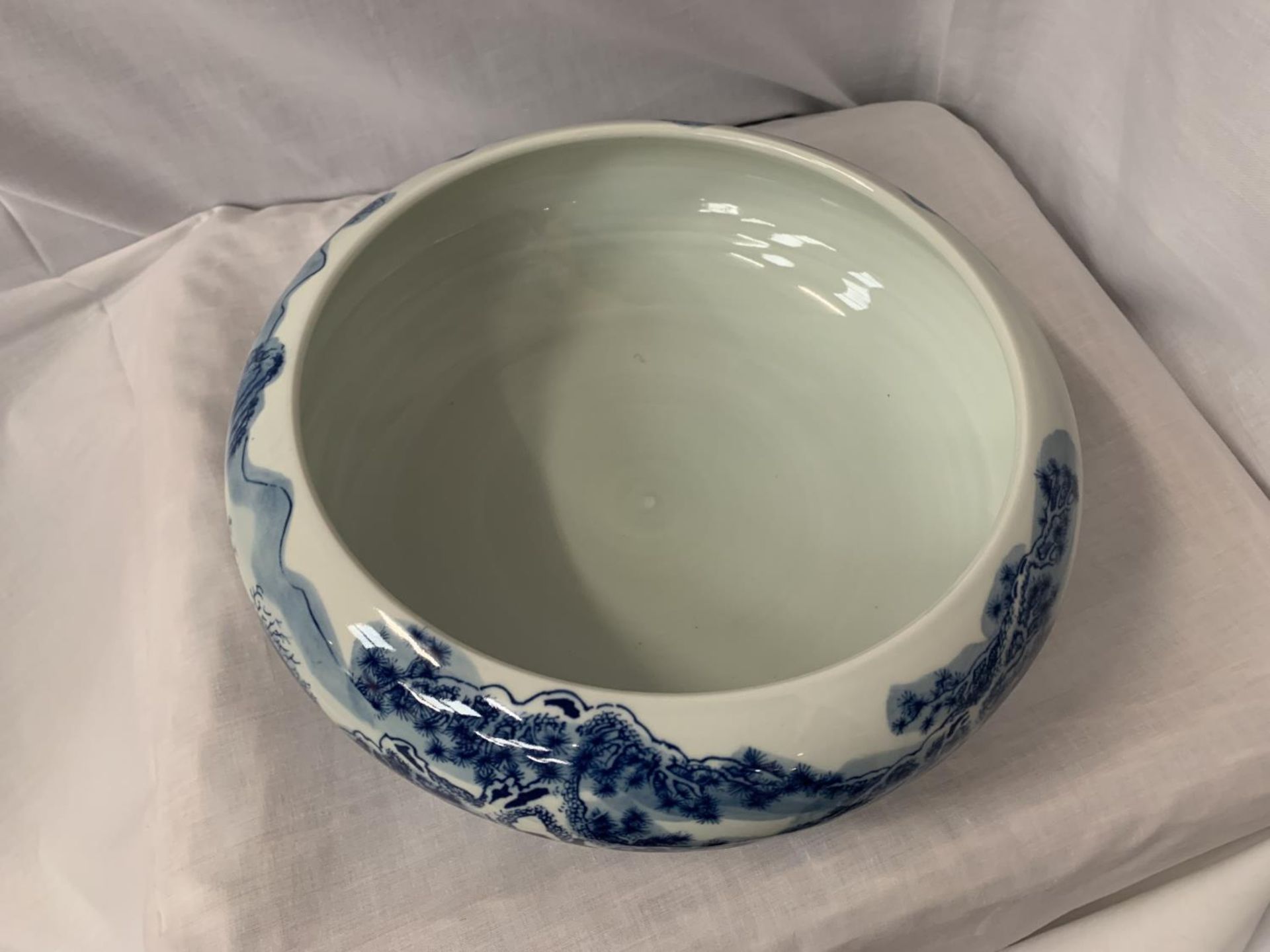 A LARGE HEAVY BLUE AND WHITE CERAMIC BOWL WITH ORIENTAL DECORATION DIA: 32CM - Image 2 of 4