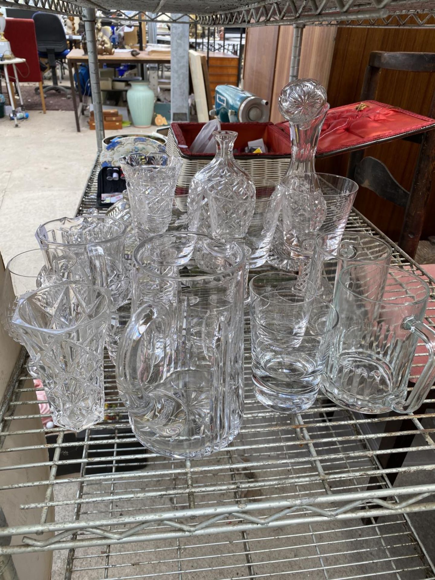 AN ASSORTMENT OF GLASS WARE TO INCLUDE JUGS AND GOBLETS ETC - Image 2 of 3