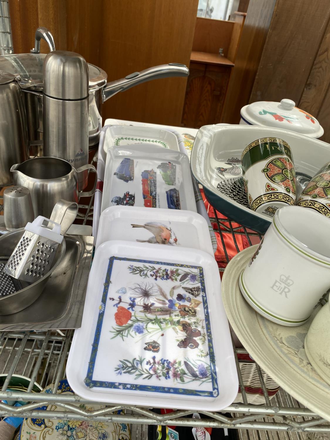 AN ASSORTMENT OF KITCHEN ITEMS TO INCLUDE DENBY MUGS, ROYAL DOULTON PLATE AND SAUCE POT ETC - Image 3 of 4