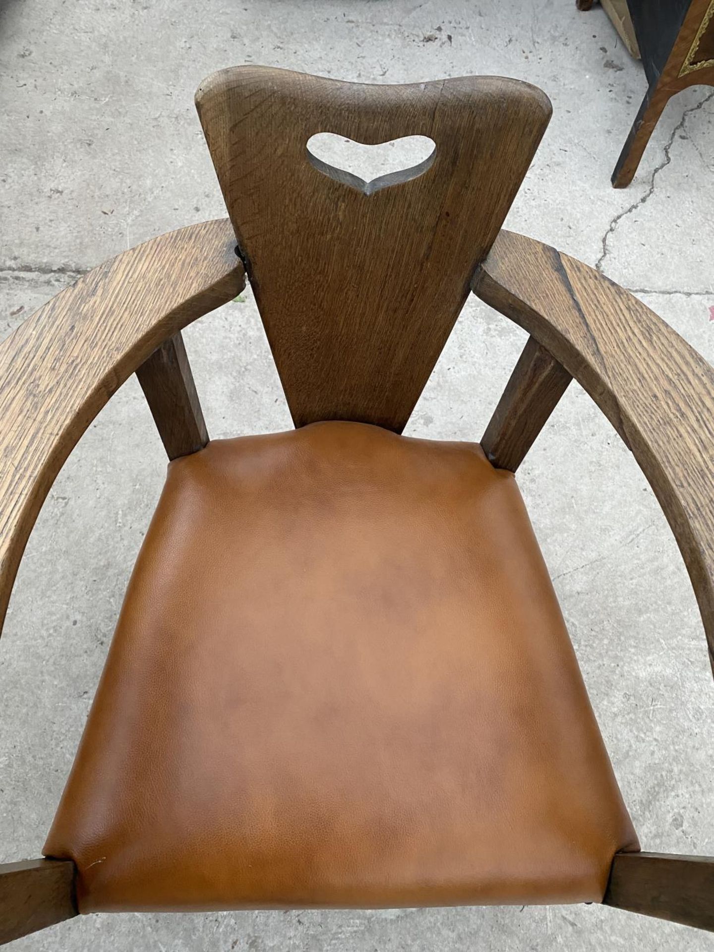 AN OAK ART NOUVEAU TUB CHAIR WITH PLATEAU ARMS AND HEART CARVING TO THE BACK, COMPLETE WITH - Image 5 of 6