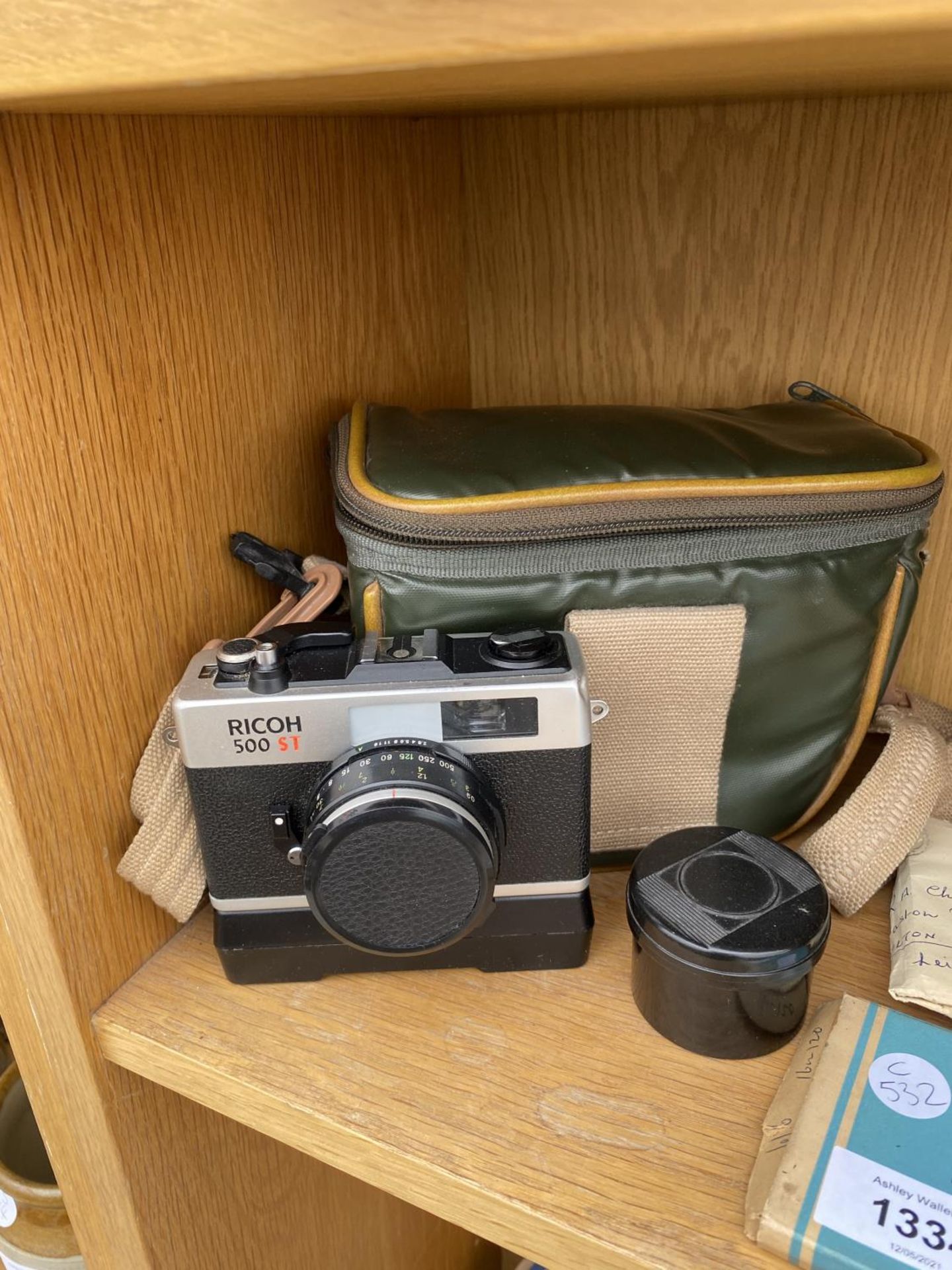 AN ASSORTMENT OF VINTAGE CAMERA EQUIPMENT AND BINOCULARS TO INCLUDE A RICOH 500 ST CAMERA ETC - Image 4 of 4