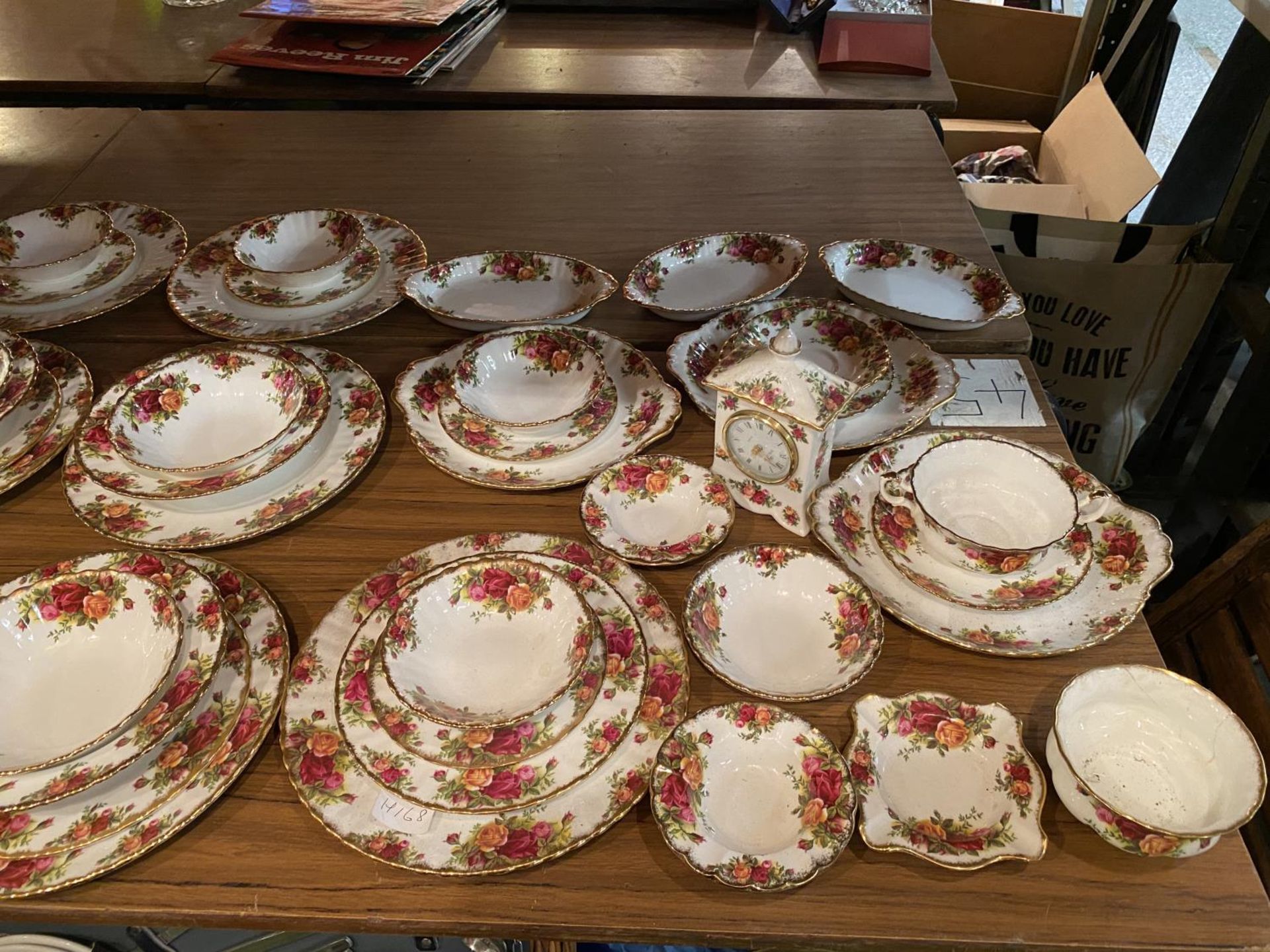 A VERY LARGE COLLECTION OF ROYAL ALBERT 'OLD COUNTRY ROSES' TO INCLUDE DINNER PLATES, SIDE PLATES, - Image 5 of 6