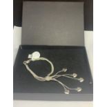 A MARKED 925 SILVER BRACELET WITH HEART DESIGN IN A PRESENTATION BOX