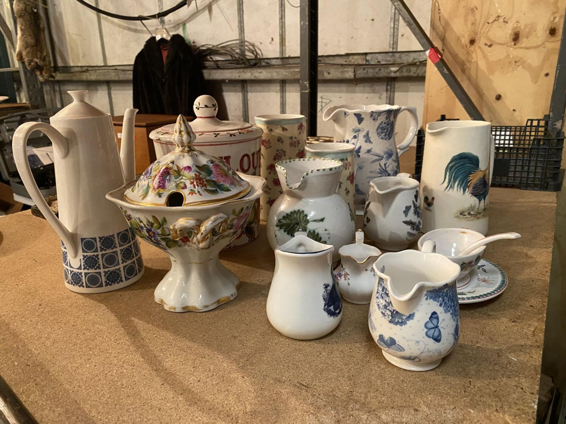 SEVERAL MEDIUM AND LARGE JUGS IN DIFFERENT DECORATIVE STYLES, A SMALL BOWL AND A FLOUR STORAGE JAR - Image 5 of 5