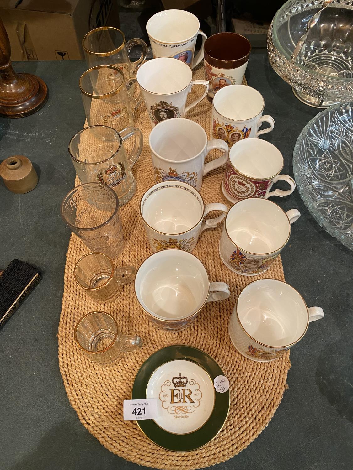 A SELECTION OF MUGS AND GLASSES OF ROYAL MEMORABELIA INCLUDING A COMMEMORATIVE MUG OF THE CORONATION