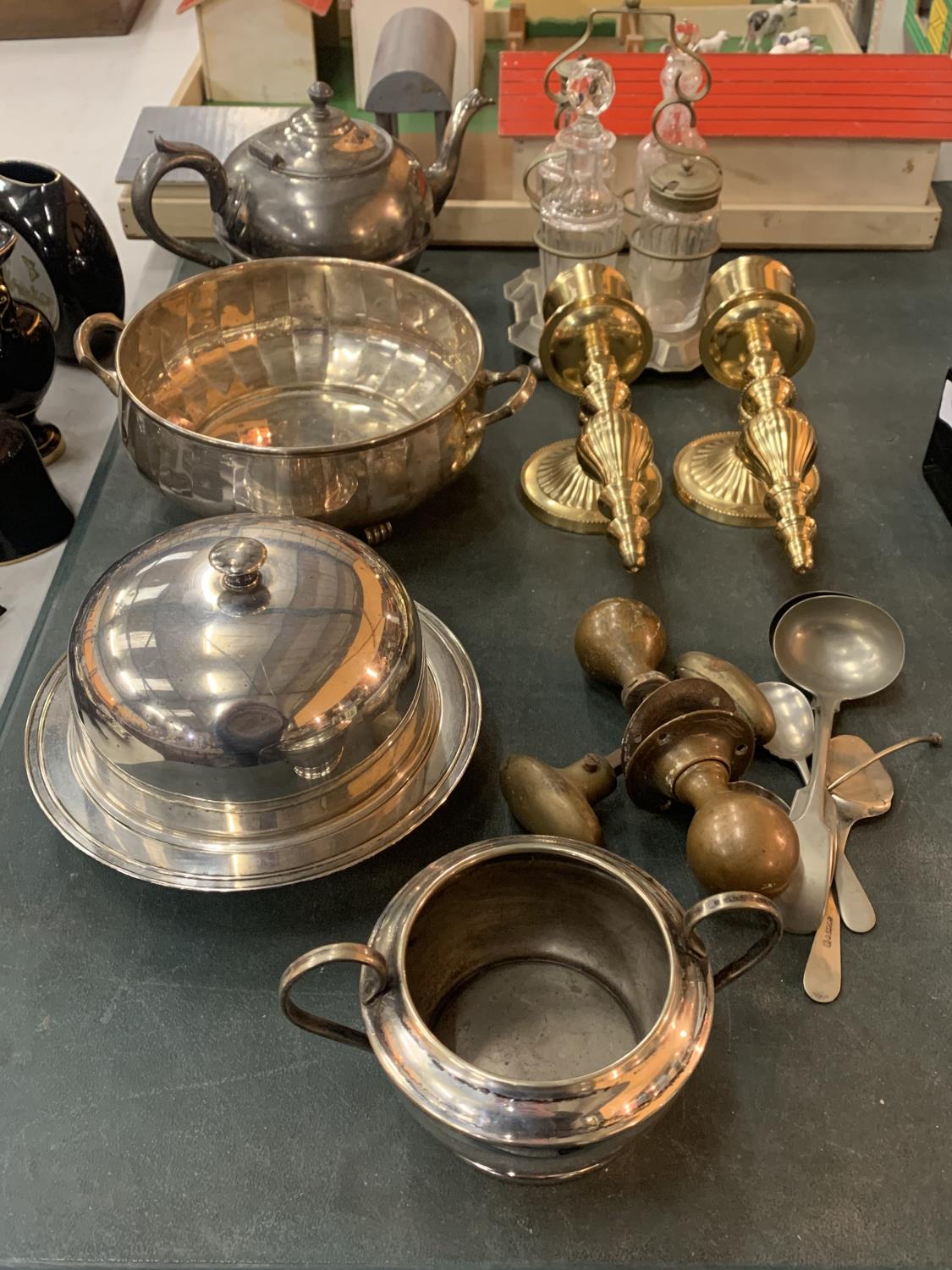 AN ASSORTMENT OF METAL ITEMS TO INCLUDE SILVER PLATED BOWLS AND VINTAGE BRASS DOOR KNOBS